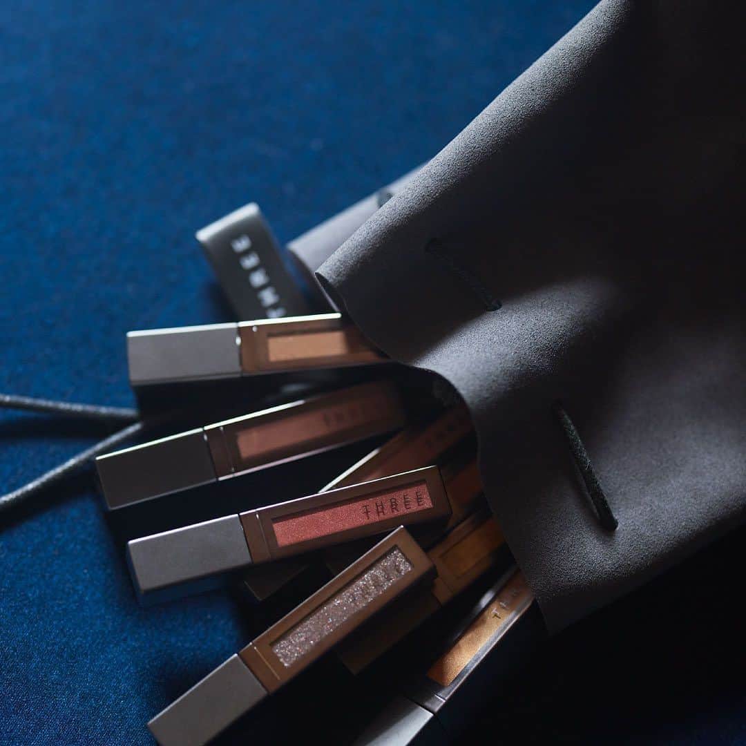 THREEのインスタグラム：「〈本日全国発売〉 THREE 2023 AUTUMN MAKEUP COLLECTION 使う度に“新しい自分”と出会える、アイメイクアップのコレクション、誕生。  “SHADES OF LOVE : SYNERGISM” その眼差しは、無限大。  目元は、感情や思考をアウトプットするパーツ。まぶたやまつ毛、眉の彩り方で、印象とスタイルは変化します。繊細なニュートラルカラーとテクスチャーのシナジーで無限に広がる、アイデンティティ。 シームレスに魅力を広げる新しいTHREEのメイクアップが、今、ここに始まります。  〈LINEUP〉 ・THREE ユナイテッドフルイドアイカラー【新商品 全8色】 ・THREE ワイズアイズパースペクティヴ マスカラ【新商品 全4色 】 ・THREE アドバンスドアイデンティティ ブラウシェーピングデュオ【新色1種/限定1種】 ・THREE アドバンスドアイデンティティ アイブラウペンシル【新色1色】  〈SPECIAL PRESENT〉 “THREE スエード ドローストリング ポーチ” コレクションアイテムを含む7,700円（税込）以上ご購入でドローストリング ポーチをプレゼント！ *数量限定となります。  #threecosmetics #SHADESOFLOVE_THREE #2023AutumnMakeupCollection」