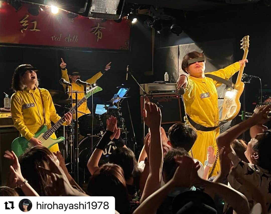 POLYSICSのインスタグラム：「red cloth20周年おめでトイス& ハヤシさん誕生日おめでトイスでした！  #Repost @hirohayashi1978 with @use.repost ・・・ 昨日の「red cloth 20周年おめでTOISU！ついでにハヤシもおめでTOISU！」写真アップー！！！  どの写真も、お客さんナイスな表情だぁ👌！  「ピーチパイ・オン・ザ・ビーチ」のイントロで、なんと！ POLYSICSチーム&red clothのみなさんから特大クラッカーのサプライズが！！！  ハヤシ→わー！びっくり！！！ちょっと！ちょっと！(演奏を止めて)待って！？待って！？何これー！？？  …となるはずだったが  演奏に集中してしまっていて全く気がつかなかった！！！ 期待していたようなリアクション出来ずごめんなさいー🙏笑  でも、映像見たら特効みたいにド派手で、ステージから見えるハッピーでおめでたい景色は素晴らしかったー！！！  改めて昨日はありがTOISUでした！！！  #polysics #新宿redcloth」