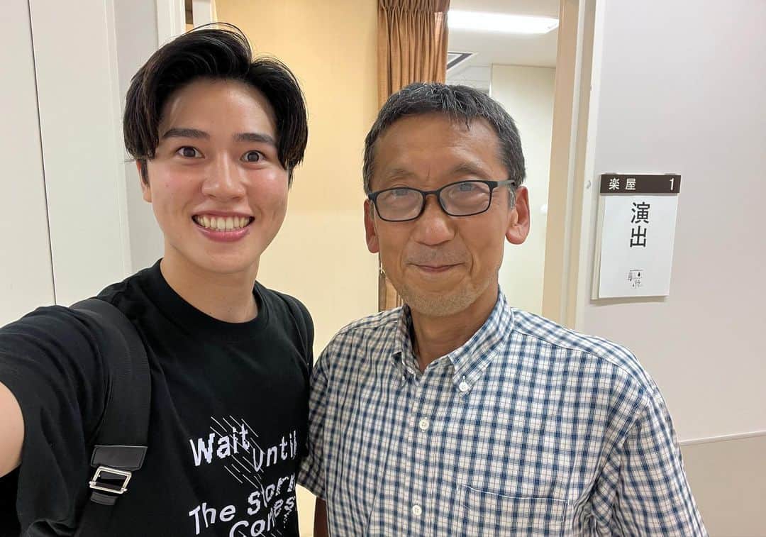 土屋神葉さんのインスタグラム写真 - (土屋神葉Instagram)「舞台『嵐になるまで待って』 無事に千穐楽を迎えました！ . すっかり時間が経ってしまいましたが、振り返ります！ . 30年間愛されてきた名作。 最初のキャスト挨拶で脚本演出の成井豊さんが 『この作品は僕の代表作です。』と仰った瞬間、 携わることが出来る大きな喜びと同時に 痺れるような緊張を感じました。 . でも、その緊張は、 稽古場を縦横無尽に動き 自由に演じていらっしゃる先輩方の背中によって クリエイティブなエネルギーに変換されました。 摂州合邦辻の大千穐楽から20日ほどでの本番でしたが、 完走出来て、ホッとしています。 . 初日から千穐楽まで、 お客様と一緒に駆け抜けているようなお芝居でした。 ご来場くださった皆様、配信を観て下さった皆様、 本当にありがとうございました！ . 舞台のセットをバックに撮った集合写真と、 成井豊さんとの貴重なツーショット。 また御一緒できる日を夢見て！」8月9日 20時00分 - simbatsuchiya_official