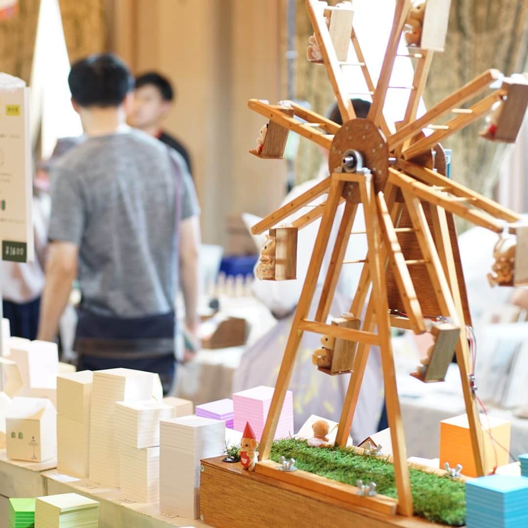手紙社さんのインスタグラム写真 - (手紙社Instagram)「【「紙博 in 大阪」にお越しくださったみなさまへ / 紙博 in 大阪 8.5-6】 8/5（土）、6日（日）の2日間にわたり開催した「紙博 in 大阪」にお越しくださり、誠にありがとうございました。会場である大阪市中央公会堂が歴史ある建築物のため冷房の効果が小さかったなかで、熱中症対策を万全にご来場くださったこと、改めて心よりお礼申し上げます。  42組もの紙にまつわる作り手たちが一堂に会し、それぞれのブースに並ぶ珠玉の作品・商品の数々。そして、それらを手にしながら輝くような笑顔で作り手とお話しされている来場者のみなさま。そのような様子を目にするたびに、大阪にて史上初となる紙博を開催することができたことの喜びをひしひしと感じておりました。会場を出た後も、当日手に入れた“戦利品”を眺めながら紙博の余韻に浸っていただけていたとしたら、こんなにも嬉しいことはありません。  最後に、「紙博 in 大阪」の開催にあたり、一緒に駆け抜けてくださった出展者のみなさま、笑顔でイベント運営を支えてくださったサポータースタッフのみなさま。今回もたくさんの方のお力添えのおかげで、無事に当イベントを終えることができました。本当にありがとうございました！　作り手とお客さまとを繋ぐ架け橋となれるよう、手紙社は今後も努めてまいります。またみなさまにお会いできることを心から楽しみにしております。  紙博事務局  写真：つきなみ編集室  ーーーーーーーーー  次は東京でお会いしましょう！  【「紙博 in 東京 vol.7」開催概要】  ［日程］2023年9月23日（土・祝）・24日（日） ［時間］23日 9:00〜17:00（予定）／24日 9:00〜16:00（予定） ［会場］東京都立産業貿易センター台東館4階、5階、6階展示室 ［入場料］プレミアムチケット（トートバッグ付き）1,200円／スタンダードチケット 1,000円／当日会場販売チケット 1,200円 ※イープラスにてチケット販売中！ ※小学生以下無料  #紙博#紙雑貨#紙もの#フレークシール#シール#文房具#文具#手帳デコ#ノートデコ#手帳の中身#大阪市中央公会堂#大阪#大阪イベント#東京都立産業貿易センター#台東館#イベント#手紙社#手紙舎#tegamisha#kamihaku#stationery#paperlover#paperlovers」8月9日 20時00分 - tegamisha