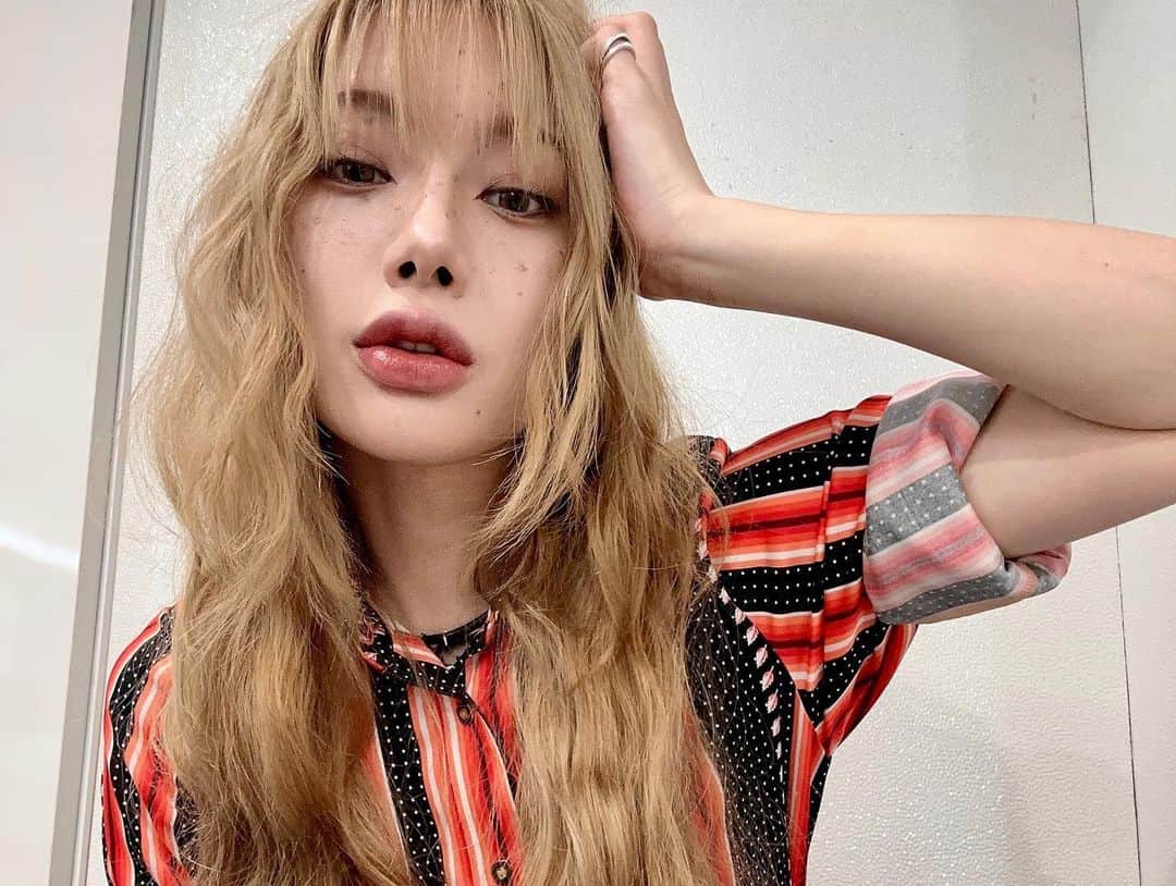 仲万美（Bambi Naka）のインスタグラム：「毎度恒例の舞台メイク動画💄  5号 ver. 🧑🏼‍⚖️🪑🔪🗑️  #beautifultwelve #美しき12人」