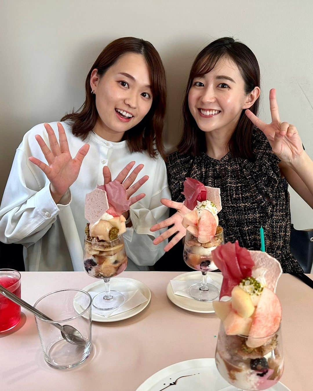 若林有子さんのインスタグラム写真 - (若林有子Instagram)「インスタライブありがとうございました！ りな(@shinorinatbs)と同期2人、いつも通りの自然体な姿をお届けしました🐥笑 アナグラム(@tbs_annogram)にアーカイブもあるのでよければ😊  写真は最近のりなわかばツーショット集です！ #今日のインスタライブ #先月のランチ 　サプライズでお祝いしてくれました♡ #今月のパフェ 　3人で夏子のお祝いしました♡ 最後は #お誕生日ガール夏子 🌻 　美人！！！コメントいっぱいありがとう♡  #同期 #近藤夏子 #篠原梨菜 #若林有子」8月9日 19時53分 - wakabayashiyuko_