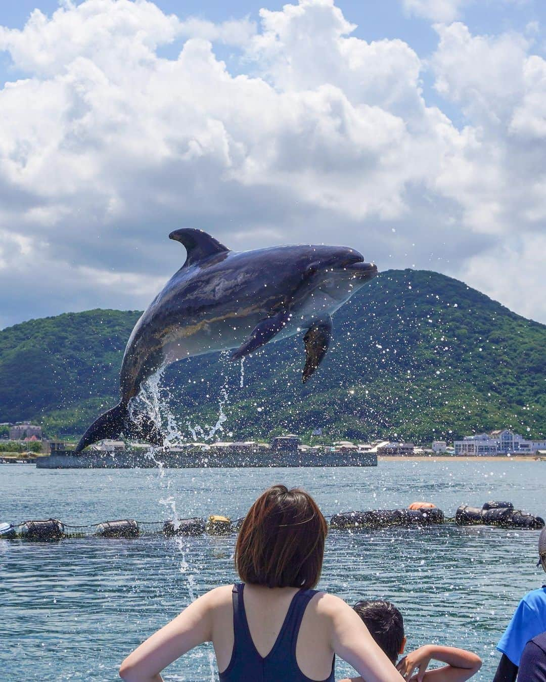 RIEさんのインスタグラム写真 - (RIEInstagram)「【 徳島 / @xiv_official_pictures 】 ⁡ 瀬戸内海を見下ろせるリゾートホテル エクシブ鳴門へ取材に行ってきました🐚 ⁡ 海と山に囲まれた高台にあるホテルで 地中海のような海外気分の味わえるホテル🇬🇷 ⁡ バルコニー付きのお部屋からは 海やガーデンプールが一望🏖️ リビングとベッドルームに陽光が差し込み 広々しているのに、落ち着く空間でした🪞✨ ⁡ そして、夏の旅行に欠かせないホテルプールは おしゃれなインフィニティプール🌙 キッズエリア、ジャグジーなどもあって 子供も大人も楽しめる空間でした⛱️ ⁡  ホテル近くの #日本ドルフィンセンター では 餌やり体験やジャンプトレーニングなど 可愛いイルカたちと間近で触れ合える 貴重な体験にも関わらず費用はたったの600円🪽 これには驚き😵おすすめすぎる観光スポット🐬 ⁡ ⁡ 他にもホテルでは縁日が開催してたり ラウンジでは限定スイーツを提供していたりと 注目すべき夏限定のイベントばかり🌻 8月は花火が観れる日もあるそう🎆🎇 ⁡ ⁡ エクシブは会員制ホテルですが、 実は会社の福利厚生などで泊まれる事も多く パートナーと来ている方や子連れファミリー、 三世代で来ている方など幅広い年齢層の方が訪れ おもてなしがとても温かいホテルでした🤍 ⁡ ⁡ ぜひエクシブ鳴門の取材記事を @hoteljikan_official  よりチェックしてみてください📝 ⁡ ⁡ ⁡ ⁡ ⁡ ⁡ ⁡ ⁡ #エクシブ #エクシブ鳴門 #鳴門  #徳島旅行 #時刻旅行 #徳島ホテル #プールサイド #インフィニティプール #ホテルプール #ホカンス #ホテルステイ #わたしのホテル時間 #xiv鳴門 #xivgenic #rietabi_trip #rietabi_tokushima」8月9日 19時54分 - rie_tabi