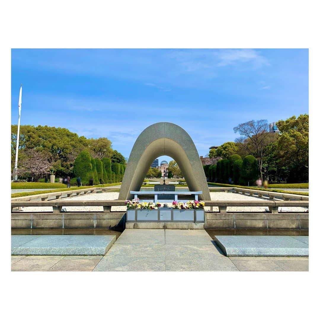 陽月華さんのインスタグラム写真 - (陽月華Instagram)「☆  今年の3月に初めて、 広島平和記念資料館に行きました。  いつか行きたい、いや、行かなきゃいけないという気持ちをずっと持っていましたが、今になってしまいました。 怖かったんです。 見て、受けて、 目を閉じても瞼のうらに浮かんで それが怖かった。 当事者の方々のことを思えば、なんてあまい怖さか。これも平和ボケのひとつなのか。  やっと、行くことにしました。　　 行くと決めたのに、その日が近づくとやっぱり怖くなりました。 怖い怖いと思いながらのあと数日という日、ふと思いました。  人間がやったことだ。  そう思うと恐怖が落ちつきました。 漠然としたものは怖いといいます。人間が起こした事実だと思うと、なにかはっきりして、落ち着いてその日をむかえました。  行ってよかった。よかったです。  世界中の人に見てもらいたいと思いました。 見るべきだ。と思いました。  5月のG7広島サミットの前に見に行くことが出来たのもよかったです。  首脳たちが資料館で何を見たのか。感じたのか。入る時と出る時の表情。 “見て” “聞いて” “感じた” 顔。  どの展示を見たのか明らかにされてないけど、 あの中にある何かを 見た 顔。  立場上 言えないことはあっても 人間として感じざるをえないものが あったのだろうと  あの場所を訪れた私は思いました。  資料館に展示されていた遺品やお写真、被爆後の人生。そこには犠牲者何十万人という数字の中の、何十万のひとりひとりの生活がありました。  自分ごととして私のからだに入ってきました。  3歳11ヶ月の坊やが被爆したとき乗っていた三輪車。ひしゃげた三輪車。 一緒に展示してある幼い姉弟の写真を、見学に来ていた女の子が見ていました。 写真の中のおかっぱのお姉ちゃんと同じくらいの女の子。  ああ、この子が、  友達が、親が、兄弟が、親戚が、大切な存在が、  いやだ。  いやだと思いました。  “知らない”から起きたんだろう  ⁈  と思うようなこと。  戦後78年。被爆者の方々の高齢化。 当事者がいなくなると起こる可能性がある事実の歪曲化。その前に知って、繋いでいかないと、と焦ります。  今年の8月6日、広島の平和記念式典での こども代表の『平和への誓い』  私が子供の時に感じていた 「なんで大人たちは子供にはケンカするなっていうのに自分たちはしてるんだろう」 という気持ち。それを、大人になったいま改めて突きつけられたようでした。  シンプルでその通りおっしゃる通り。の言葉。  検索するとすぐ全文が出てきます。ぜひ。  経済…安全保障…問題は絡み合っていて、 どうしたらいいんだろう。 なさけない。無知なじぶんが。解決策を持っていないじぶんが。  わたしなぞの一介の市井の人間が何をしても何が変わるだろうか。  でも 知ろうとすること 自己満足でもこうして綴ること  「ビリョクだけどムリョクじゃない」 長崎から広がった高校生平和大使の活動のスローガンだそうです。微力だけど無力じゃない。  ０と１はちがうから。  なんか語ってんなーと思われるのは恥ずかしいという気持ちもありますが、 ０より１を。  せめて。  こわい いたい いやだ かなしい  単純な この気持ちを私は 大事にしたいです。  原爆の実相を 世界中の人に見てもらいたいです。  そのうえで 考え議論してもらいたい。  今日は長崎に原爆が落ちた日。  ちかいうちにかならず 長崎へも訪れたい。  #原爆忌 #広島原爆の日 #長崎原爆の日 #広島平和記念式典 #長崎平和祈念式典 #広島平和記念資料館 #長崎原爆資料館」8月9日 19時55分 - hizukihana_official