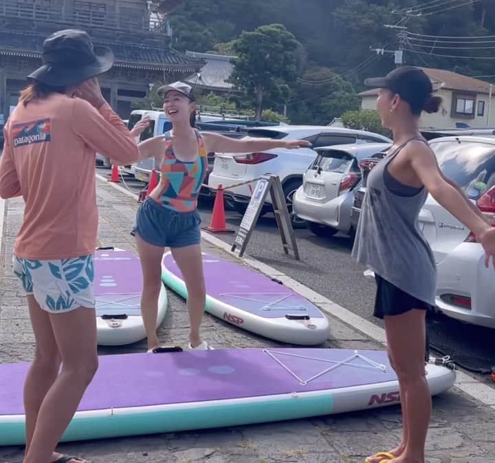 高松いくのインスタグラム：「🚗 駐車場管理人さんがとっても優しく見守ってくださり😭 楽しく準備ができました(´༎ຶོρ༎ຶོ`) ありがとうございます！！！！！！！  相変わらず、くだらん話ですがʅ（◞‿◟）ʃ この時間最高（笑）  SUPの準備もあっという間です👍 むしろ無駄に長くなります(話しててwww)  #インフレータブルsup #空気入れてる時間 #トーク #しゃべり場 #井戸端会議 が止まらない #サップ #インストラクター #sup #supyoga  #supインストラクター たちの日常」