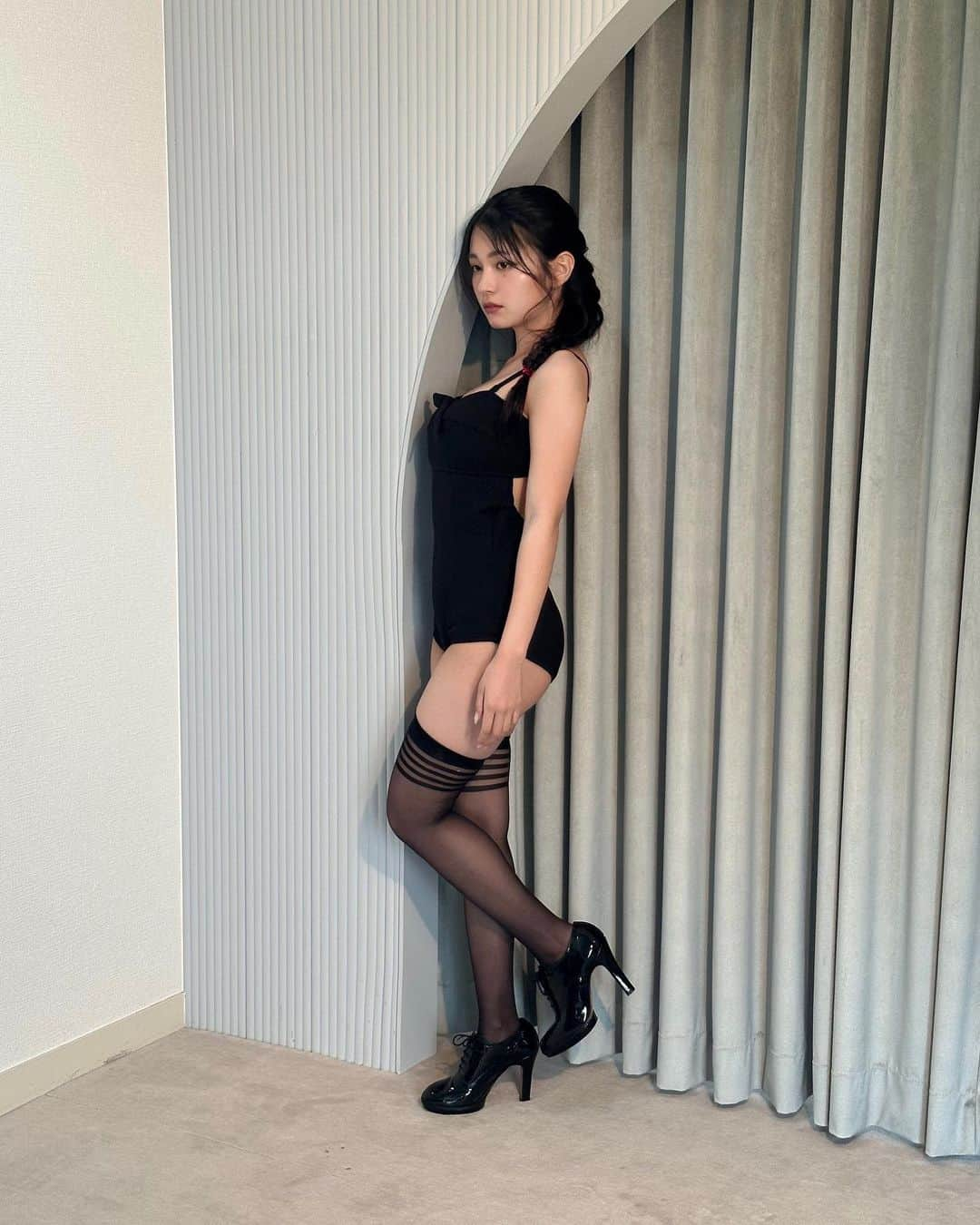 桐原美月のインスタグラム：「. ⁡ 黒い水着新鮮かも…🥀🖤 大人っぽいの似合うかな〜〜？ ⁡ ⁡ ⁡ ⁡ ⁡ ＿＿＿＿＿＿＿＿＿＿＿＿＿＿＿＿＿＿＿＿＿＿ ⁡ #오오티디 #데일리룩 #韓国ファッション #y2k #newjeans #平成ギャル #韓国ギャル #韓国ヘア #ロングヘア #シールエクステ  #フルバング #シースルー前髪 #韓国前髪 #ヨシンモリ #巻き髪アレンジ #巻き髪 #アイドル #グラビアアイドル #グラビア #水着 #ビキニ #CalvinKlein #水着ヘア #黒水着 #ワンピース水着 #FLASH  #編み込みアレンジ #三つ編みアレンジ」