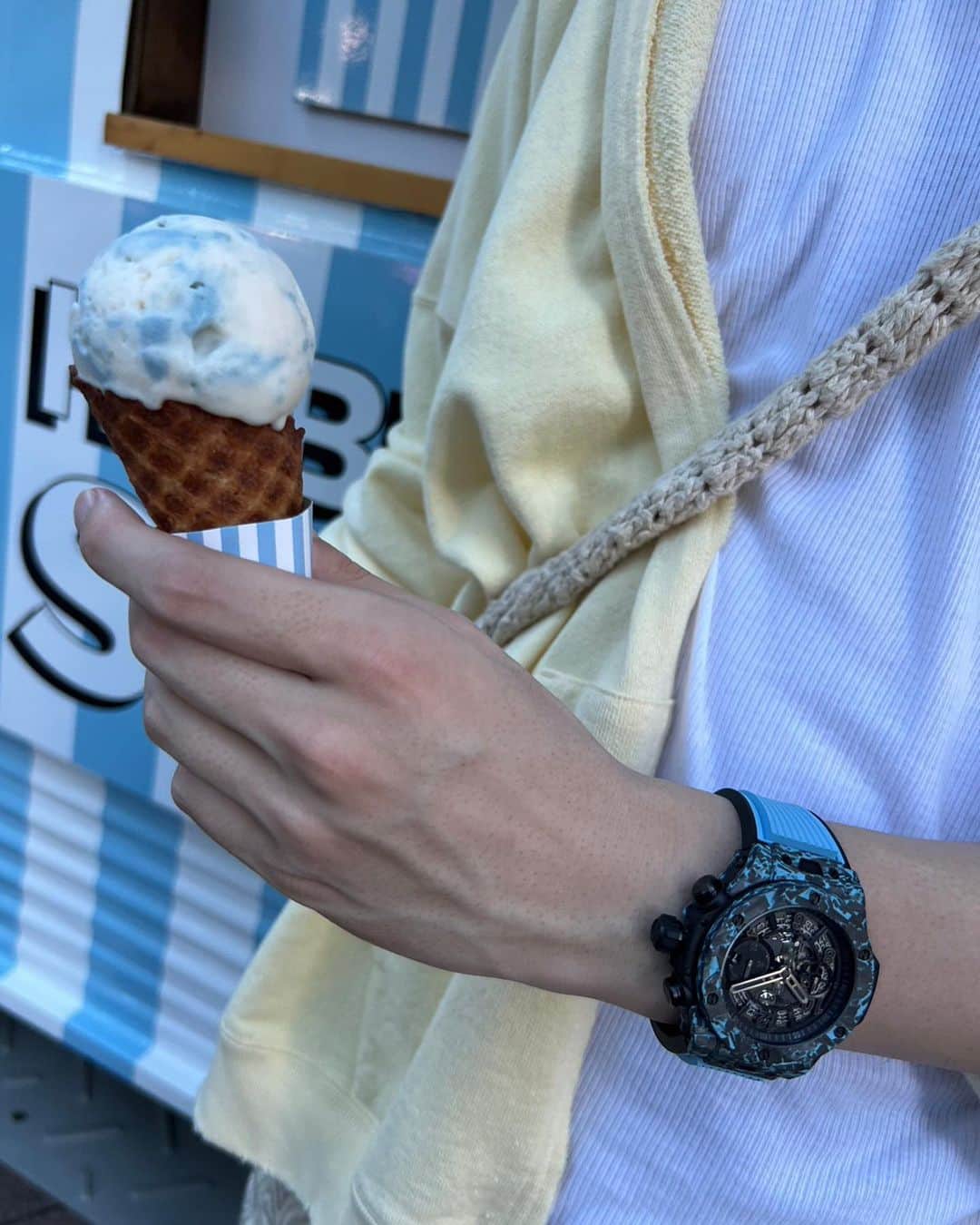 宇佐卓真さんのインスタグラム写真 - (宇佐卓真Instagram)「「HUBLOT LOVES SUMMER」 遊びに行ってきました🌞  涼しげのあるThe 夏なラッピングとドリンクやアイスクリームも楽しみました 今回着用した時計は日本限定モデルのもので、カーボンでできていてすごく軽くて着け心地がよかったです。  8／31までの開催なので、ぜひ。  #HublotLovesSummer #Hublot #ウブロ」8月9日 19時55分 - usa_takuma