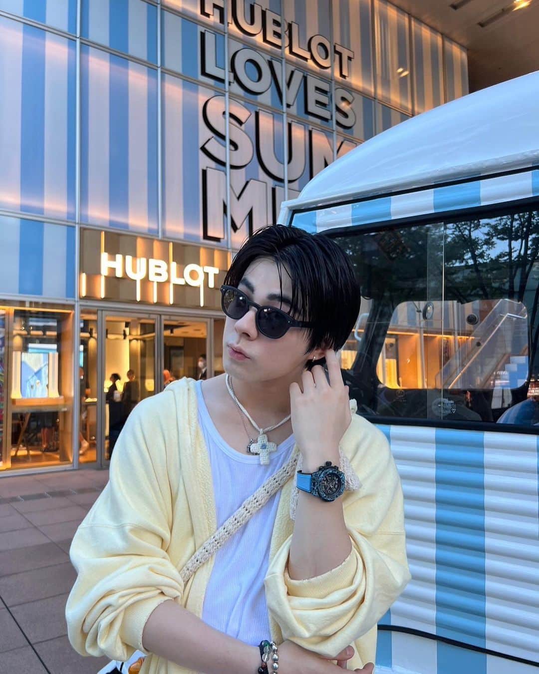宇佐卓真のインスタグラム：「「HUBLOT LOVES SUMMER」 遊びに行ってきました🌞  涼しげのあるThe 夏なラッピングとドリンクやアイスクリームも楽しみました 今回着用した時計は日本限定モデルのもので、カーボンでできていてすごく軽くて着け心地がよかったです。  8／31までの開催なので、ぜひ。  #HublotLovesSummer #Hublot #ウブロ」
