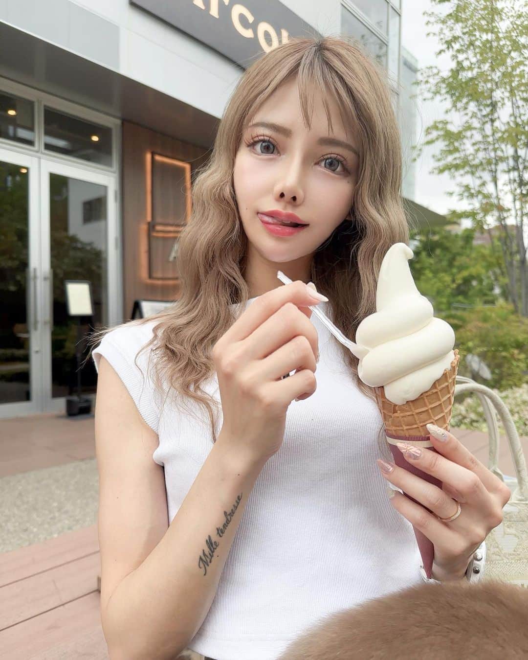 のインスタグラム：「‪‪. 秒でソフトクリーム溶けた(⸝⸝ ´𐋣`꒦꒷  この日は新しいカラコンつけてみたよ👀 ✡︎4枚目詳細  𝑙𝑜𝑣𝑒𝑖𝑙 𝑀𝑒𝑟𝑚𝑎𝑖𝑑 𝑎𝑞𝑢𝑎 (ラヴェール マーメイドアクア)  #カラコン着画  #カラコンレポ  #ホテラバ  #ラヴェール  #倖田來未  #pr #153cmコーデ  #ちわわのいる生活」
