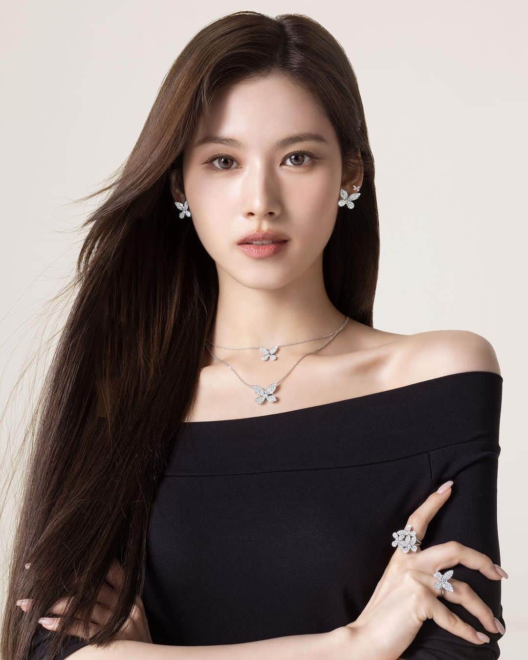 Graffのインスタグラム：「Perfectly embodied by Sana, jewels from the Pavé Butterfly collection represent a talisman for transformation and remind the wearer of their true potential and opportunity to fly.  SANAが完璧に体現する極上のグラフ パヴェ バタフライ コレクションは、常に進化し続けるものの象徴として、私たちに自らが持つ本来の可能性と、飛び立つ機会を追い求めることを思い出させてくれます。   #GraffDiamonds #GRAFFxSANA#グラフ」