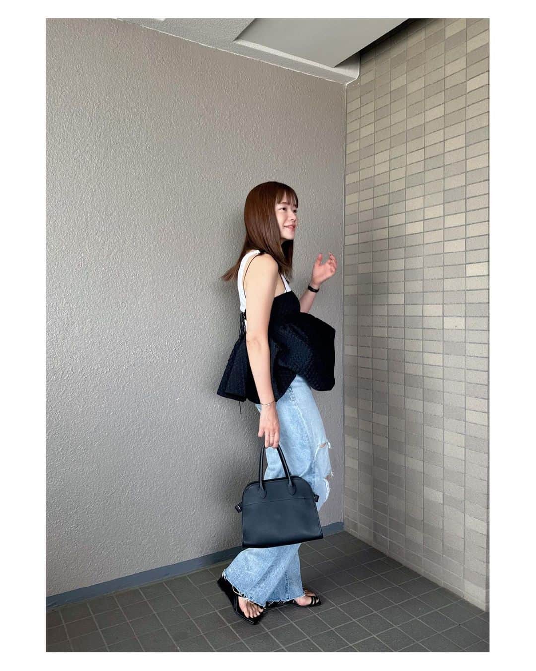 高山直子のインスタグラム：「真夏と真冬は毎日同じような格好をしてしまい…🫢投稿が滞りがちですがゆるく始めたサブスクで毎日日記を書き始めました🫶興味のある方はぜひゆるりとご参加ください☺️ アイテムはタグ付けしてます🏷️ 今日は楽しみにしてた桃パフェ🍑 ¥6,160な〜り〜！今年も最高でした🤤  #きょうのふく」