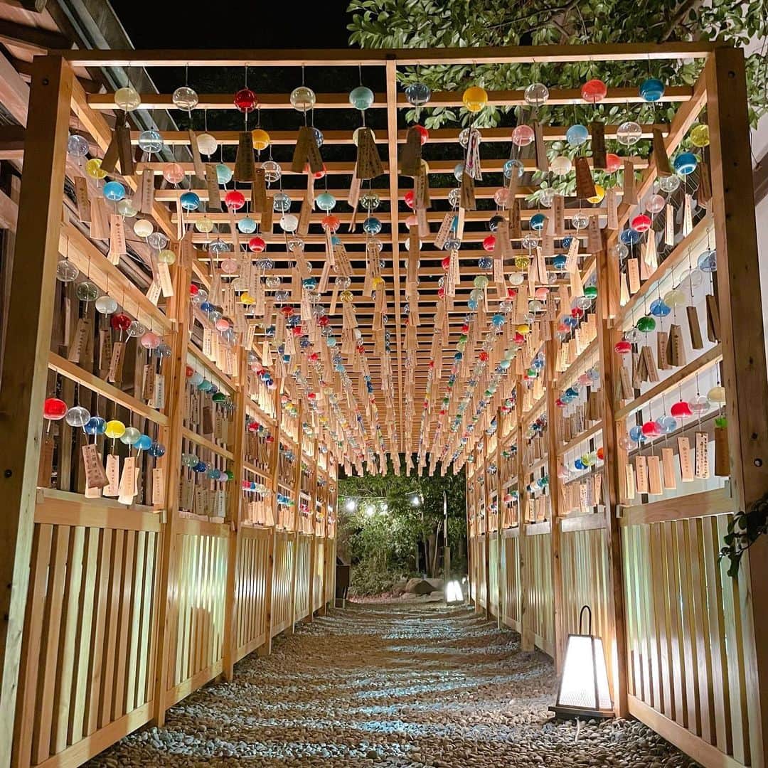 川越氷川神社のインスタグラム：「. 毎年お越しいただいている方はお気づきかもしれませんが、風鈴回廊の照明が少し変わりました。以前よりも歩きやすいよう回廊全体をまんべんなく、風鈴を優しく照らすよう意識しています。  #川越氷川神社  #縁むすび風鈴 #風鈴回廊 #ライトアップ #あかり #江戸風鈴 #神社 #埼玉 #小江戸川越 #川越市 #川越 #kawagoe  #kawagoehikawashrine」