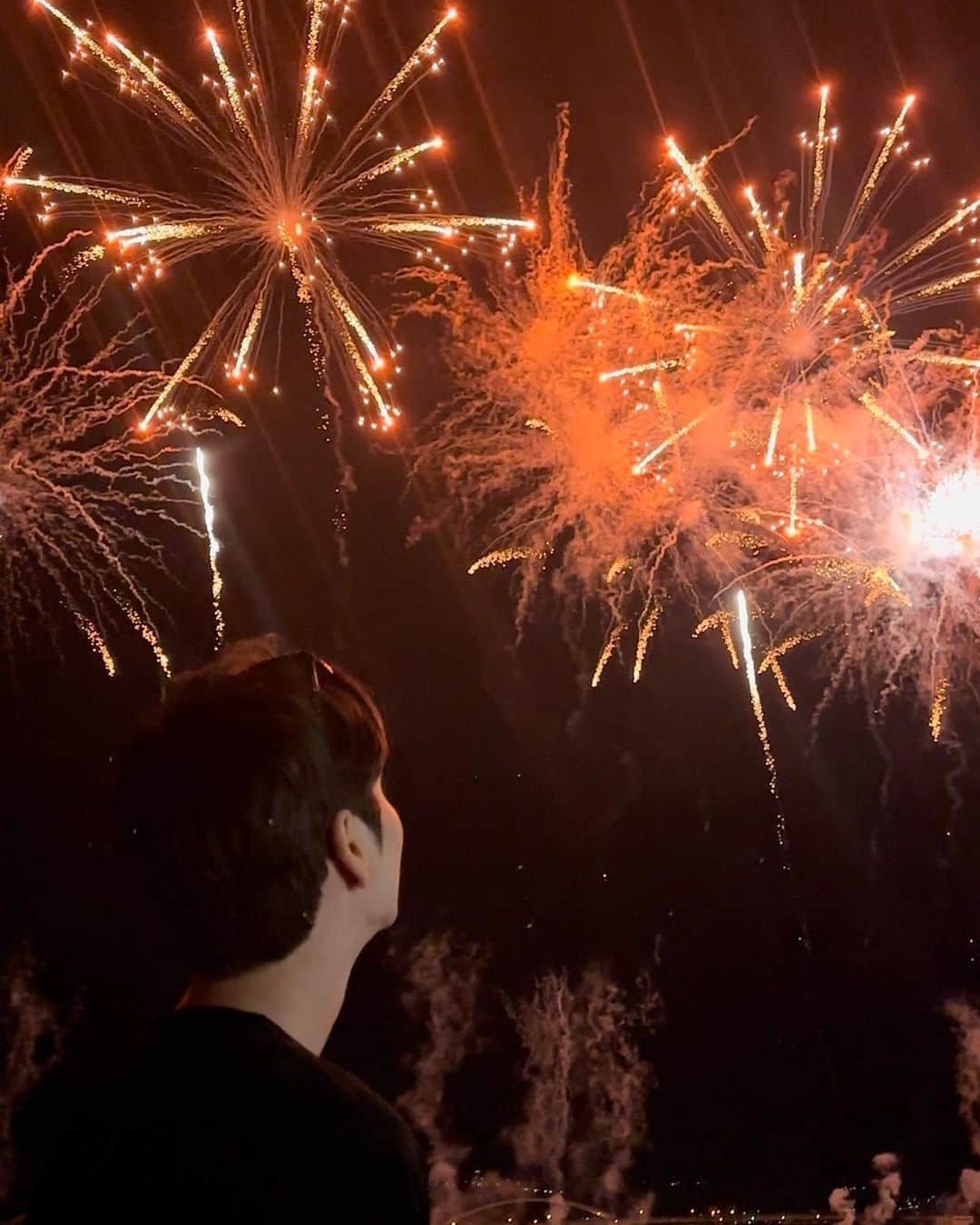 林豆さんのインスタグラム写真 - (林豆Instagram)「日本の打ち上げ花火は、ただ空を彩るだけじゃなく、心まで深く染め上げてくれる美しいアートです。 その一瞬一瞬に、感動の涙がこぼれそうになりました。 その瞬間を永遠に刻みたい。 . To those considering a trip to Japan from overseas: Japanese fireworks are not just beautiful, they're deeply inspiring. I urge you to witness this spectacle. If possible, secure your seats in advance for the best experience. You'll be truly amazed.」8月9日 19時58分 - lindow_ozaki