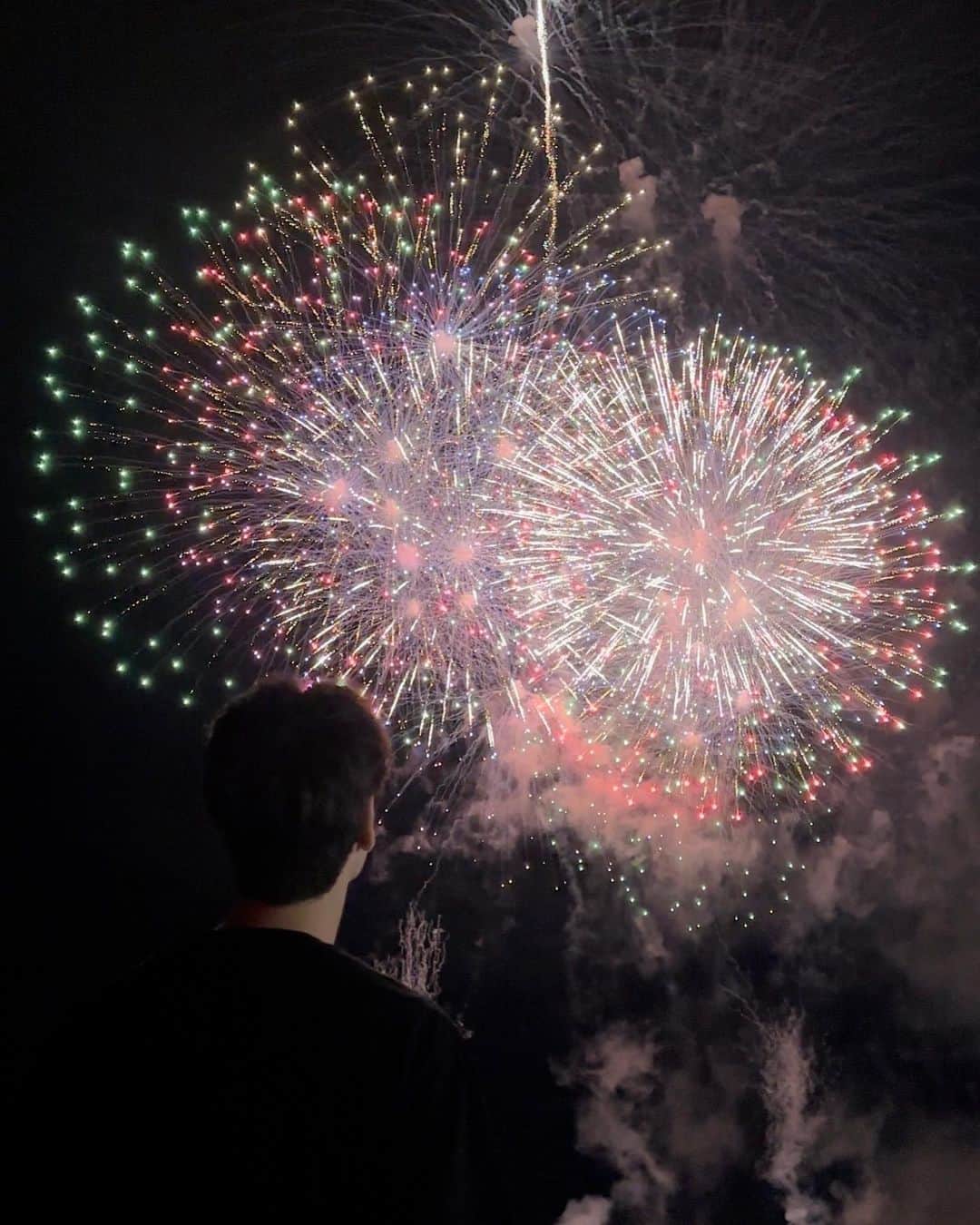 林豆さんのインスタグラム写真 - (林豆Instagram)「日本の打ち上げ花火は、ただ空を彩るだけじゃなく、心まで深く染め上げてくれる美しいアートです。 その一瞬一瞬に、感動の涙がこぼれそうになりました。 その瞬間を永遠に刻みたい。 . To those considering a trip to Japan from overseas: Japanese fireworks are not just beautiful, they're deeply inspiring. I urge you to witness this spectacle. If possible, secure your seats in advance for the best experience. You'll be truly amazed.」8月9日 19時58分 - lindow_ozaki
