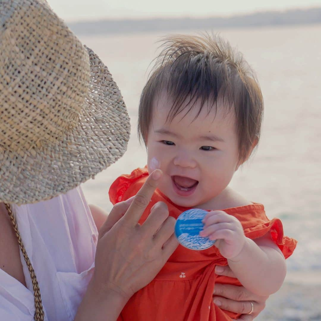 Be.okinawaさんのインスタグラム写真 - (Be.okinawaInstagram)「Protect your skin and Okinawa's marine life this hot, hot summer! Sunscreen is an essential while out and about in Okinawa's beaches☀️🏖️   The Coral-Friendly Sunscreen not only keeps your skin healthy from the scorching sun, but it is also made from ingredients that are harmless to corals, which in turns safeguard the marine life.   Let's work together to preserve Okinawa's beautiful marine environment for the future generations to come!   #japan #okinawa #visitokinawa #okinawajapan #discoverjapan #japantravel #okinawabeaches #sustainable #sustainabletravel #okinawaocean #sustainableokinawa #marinelife」8月9日 20時00分 - visitokinawajapan