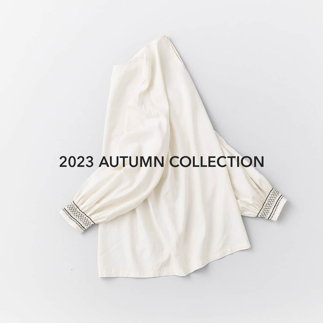 ARTS&SCIENCE official accountさんのインスタグラム写真 - (ARTS&SCIENCE official accountInstagram)「・ 2023 Autumn Collection  ARTS&SCIENCEの各店では、2023AWコレクションのアイテムが順次店頭に並び始めています。  このシーズンでは〈Autumn / Winter / Holiday〉に分け、それぞれの表現をWEBとSNSでご覧いただきます。まずは、8月と9月に並ぶ品々をメインにご紹介する「2023 Autumn Collection」を公開いたしました。どうぞご覧ください。  The Arts & Science 2023 AW collection has begun to lineup at our shops. This season we will introduce the Autumn, Winter and Holiday collections individually on our official webpage and SNS. We have released the first selection of items available at our shops from August through September, the "2023 Autumn Collection." Please take a moment to look at our new visuals.  @arts_and_science  価格やアイテムの詳細は、WEBサイトにてご覧いただけます。プロフィールのURLからご覧ください。 For more details, tap the link in our bio.  入荷日はアイテムにより異なります。商品についてのお問い合わせは店舗、またはWEBサイトのコンタクトフォームよりご連絡ください。 Launch dates will vary per item. For item requests and direct mail orders, please contact our shops directly or use our contact form from our official web page.  #artsandscience #dianedeclercq #judygeib #hibi #成田理俊」8月9日 20時00分 - arts_and_science