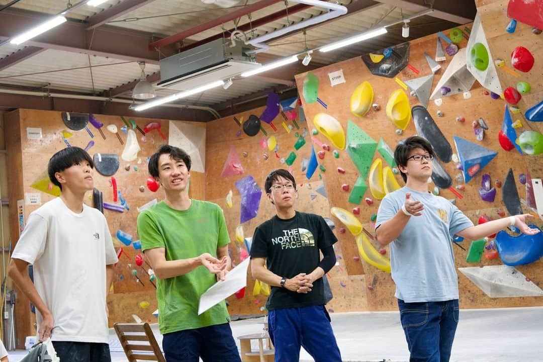 渡部桂太さんのインスタグラム写真 - (渡部桂太Instagram)「8月4日ワタラボinウォルラス @watalabo_climbing  @climbinggym_walrus   今回はパーソナルレッスン2枠＆グループレッスン2枠を実施させていただきました！  ⭐︎パーソナルレッスン ヒヤリングの後、登りに応じたムーブをアドバイス 苦手な部分は地面でのトレーニングを紹介 また既存課題を使った距離出しのバリエーションと、動き出しの軌道を練習してもらいました。  ⭐︎グループレッスン 同じ課題を使い、ムーブの理解を深めたり、違うムーブ取り入れて試し、課題の理解度を増やすレッスンを行いました。  今回も試行錯誤しながらの開催 怪我の影響で登って教えることができないので、伝えることが難しい場面がありますが。 その中でも最大限伝えることができたと思います。  次回開催もお楽しみに‼️  @lasportivajp  @wise.official.japan  @watalabo_climbing   #ワタラボ #WATALABO #クライミング講習  #渡部桂太   #ボルダリング  #クライミング  #講習  #講習会」8月9日 20時10分 - keita_watabe