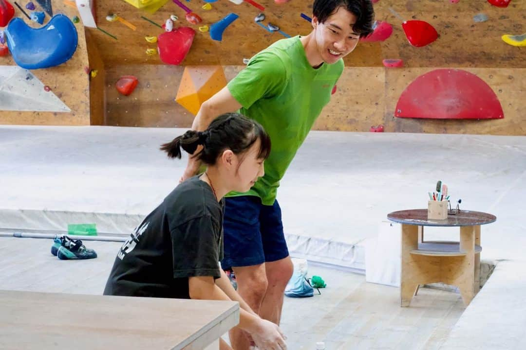 渡部桂太のインスタグラム：「8月4日ワタラボinウォルラス @watalabo_climbing  @climbinggym_walrus   今回はパーソナルレッスン2枠＆グループレッスン2枠を実施させていただきました！  ⭐︎パーソナルレッスン ヒヤリングの後、登りに応じたムーブをアドバイス 苦手な部分は地面でのトレーニングを紹介 また既存課題を使った距離出しのバリエーションと、動き出しの軌道を練習してもらいました。  ⭐︎グループレッスン 同じ課題を使い、ムーブの理解を深めたり、違うムーブ取り入れて試し、課題の理解度を増やすレッスンを行いました。  今回も試行錯誤しながらの開催 怪我の影響で登って教えることができないので、伝えることが難しい場面がありますが。 その中でも最大限伝えることができたと思います。  次回開催もお楽しみに‼️  @lasportivajp  @wise.official.japan  @watalabo_climbing   #ワタラボ #WATALABO #クライミング講習  #渡部桂太   #ボルダリング  #クライミング  #講習  #講習会」