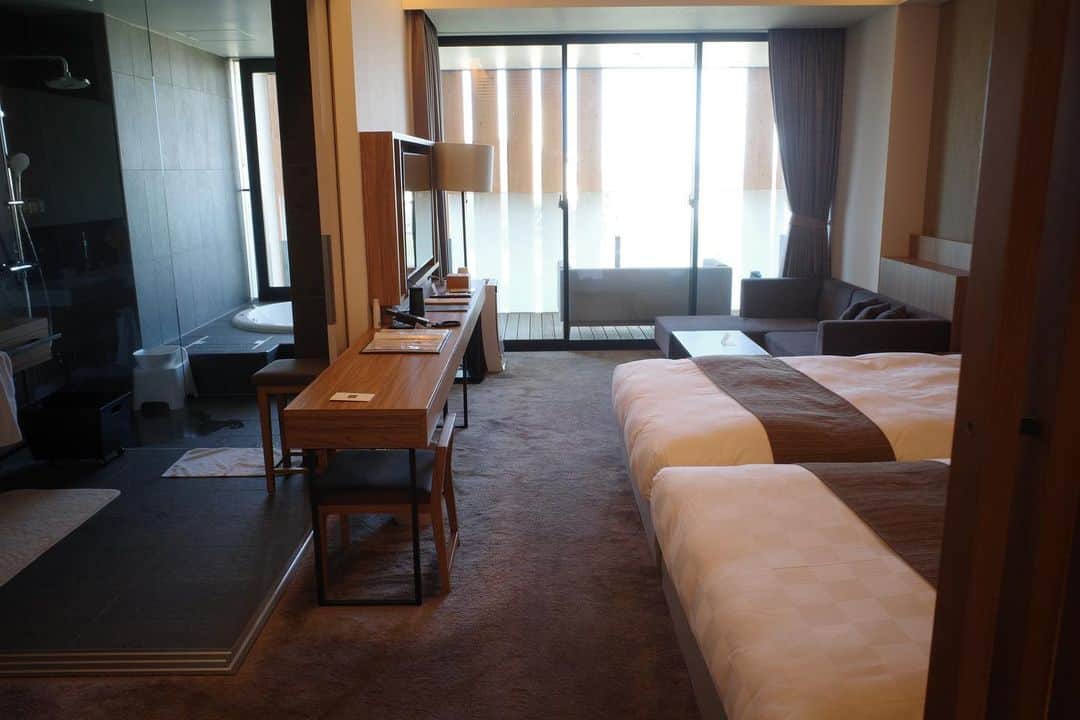 新郷桃子さんのインスタグラム写真 - (新郷桃子Instagram)「××× . @gtf_fukuoka_hotel へ行ってきました🏊♡ 福岡に住んでいて中々福岡でホテルstayをする機会が少なかったらからこそ、凄く新鮮でとっても素敵な滞在となりました！ 何から紹介しようかと迷うほど どれもとっても良かったの😭❤️ 今回は、お部屋と温水プールのご紹介！ 全室ジャグジー付きのお風呂に 博多湾の美しい海原や博多の夜景を楽しめるお部屋の数々。  ロビーには宿泊者専用のラウンジがあるので、そちらで種類豊富なアルコールやジュース、フィンガーフードを頂けちゃう🍺  そして、ガーデンプールが絶賛オープン中なので１０月までは温水プールで楽しめました🏊 貸し出しであった久しぶりの浮き輪🛟にわくわくした。笑 (ラウンジの飲食物もプールサイドで楽しめるように工夫されてたよ♡)お部屋のドリンクは全て飲み放題🥤  これは大人から子供まで一緒に楽しめる😂 日常のちょっとした贅沢、お祝い事、、県外のみならず、福岡の方も存分に楽しめる素敵な場所だなと。👧🏻❤️  また行きたい〜！ #福岡#福岡観光 #福岡グルメ #福岡旅行 #福岡ホテル #小戸 #ガーデンテラス福岡 #福岡県 #ホテル」8月9日 20時02分 - rinnnnn01