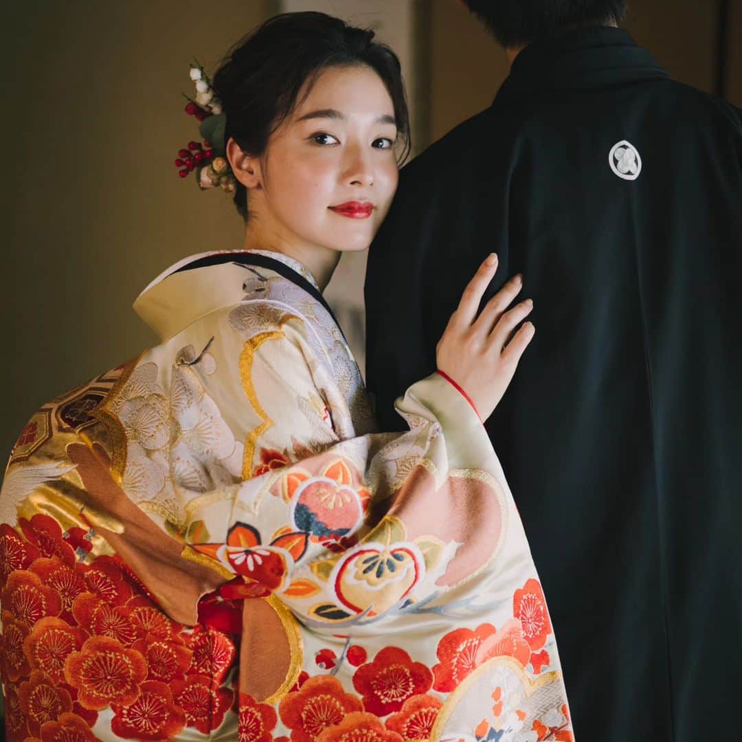 和婚スタイルさんのインスタグラム写真 - (和婚スタイルInstagram)「着物の色や小物のコーディネートによって、醸し出す雰囲気はガラッと変わります👘  . お好きなコーデを保存🔖しておくと、お衣装合わせのときに役立ちます♪  . 【日本の美しい結婚式を紡ぐ】 @wakonstyle  −−−−−−−−−−−−−−− #和婚スタイル  #和婚スタイル花嫁 #神社  #神前式 #仏前式 #和装コーデ #秋挙式 #2023秋婚 #2023冬婚  #花嫁  #新郎 #ウェディング #結婚式  #和装 #着物  #結婚式コーデ  #和装婚  #前撮り  #和装前撮り #神社挙式 #白無垢 #色打掛 #引振袖」8月9日 20時02分 - wakonstyle