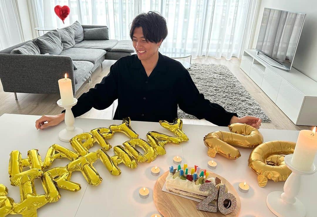 小川航基のインスタグラム：「26歳になりました！ 連絡くれた方々ありがとうございます！ 成功した年だったと思えるように頑張りたいと思います。 毎年誕生日になると、時間が経つのが早いと感じますが、今年もやっぱり感じました。 もたもたしてられない。 頑張ります！  #オランダ #サプライズ #嬉し #26のチョコデカ #てかオランダ全部デカい #人も」