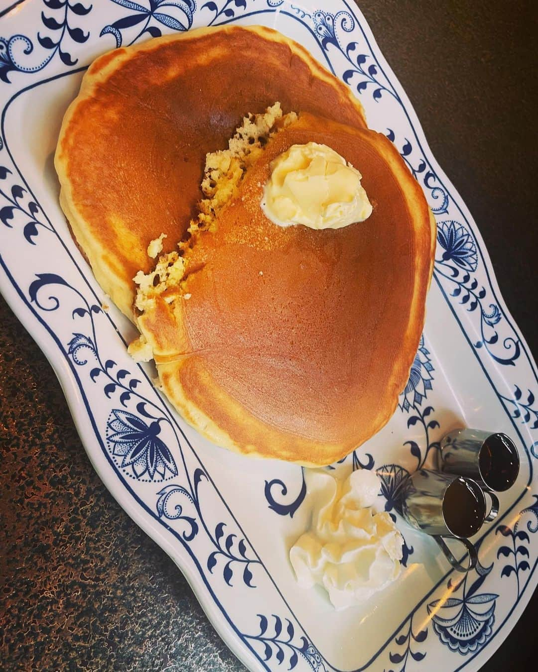 倉知玲鳳さんのインスタグラム写真 - (倉知玲鳳Instagram)「昔ながらのパンケーキが美味しかったのだけど、お腹空きすぎて写真撮る前に一口食べちゃった（笑） キャラメルソースとメープルシロップが添えてあって、味変もできるのが素敵。」8月9日 20時02分 - reo_kurachi_s_official