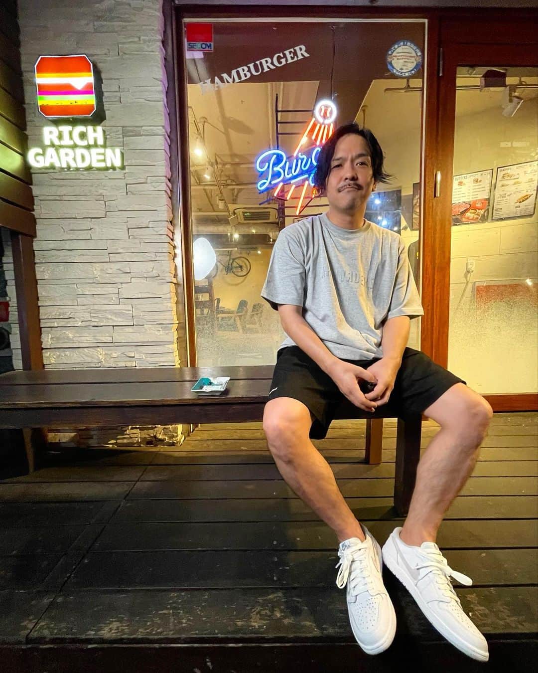 Juniorのインスタグラム：「ハンバーガー買いに来た🍔  #アメ村」