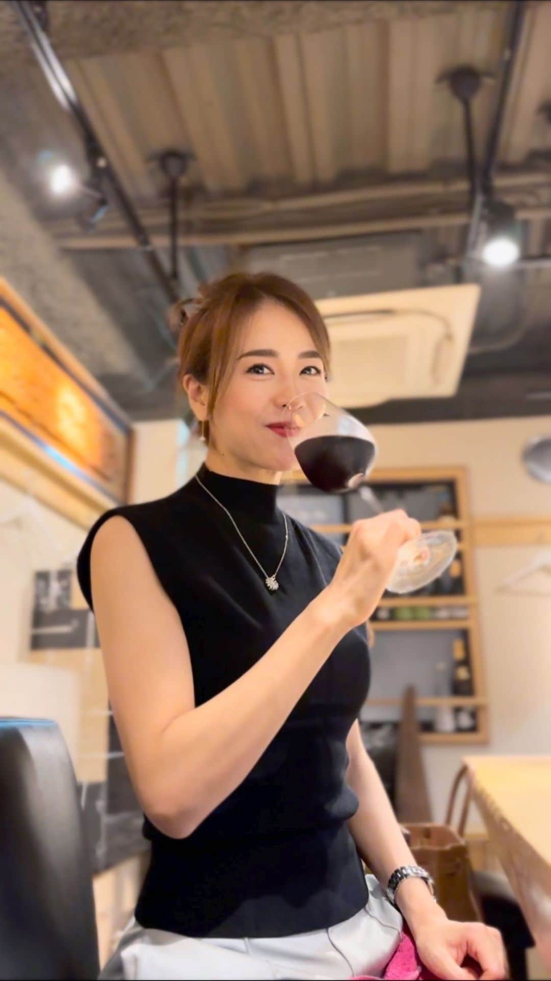 しろまっするのインスタグラム：「・ The other night 🍷🥩🐟🥗🍽🥢  2ヶ月以上ぶりに外食した(笑) 引きこもりの私を友人が連れ出してくれた🤣  家から引っ張り出してくれてありがとう(*≧ε≦*)ノ彡  #winelovers #wasyoku #japanesefoods #ワイン好き #しろまっする」