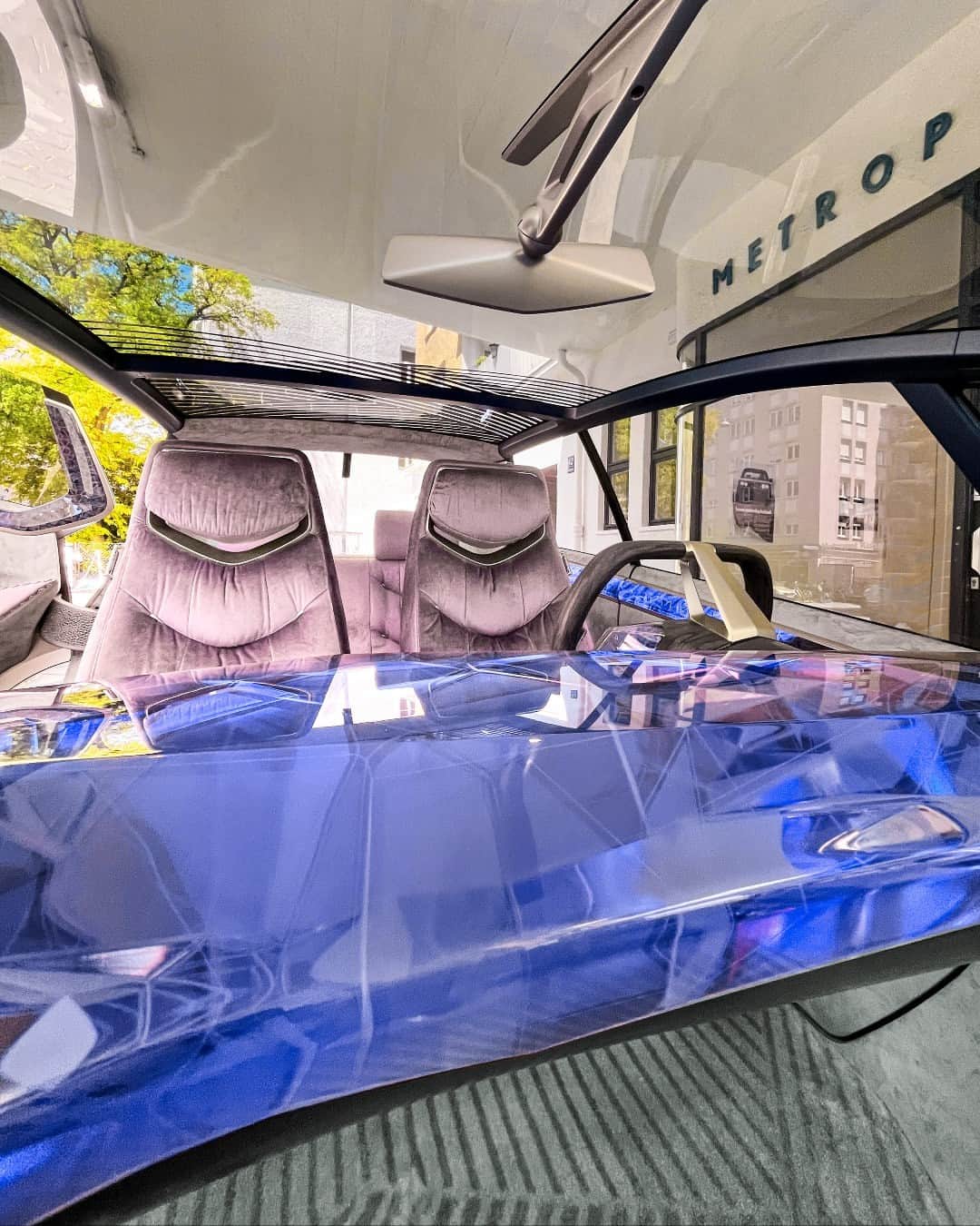 BMWのインスタグラム：「Redefining design. 💺 The velvet seats? Recycled plastic. 💎 Crystal instrument panel? 3D-printed. 👉 Physical buttons? Phygital Shy Tech. This is circular design, without compromise.  #THEiVisionCircular #BMW」