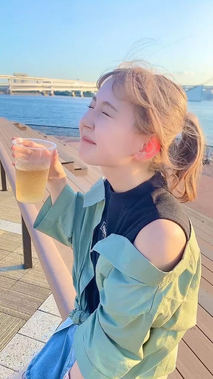金久保マユ（ぼんぼん）のインスタグラム：「夏してますか？☀️ 　　 #ポニーテール#ポニテ#インナーカラー#夏#派手髪#カジュアル#BBQ #ショートカット#お洒落#カフェ#垢抜け#きょコ#パーカー#秋服#映え#カメラ好きな人と繋がりたい#被写体#ヘアアレンジ#イメチェン」