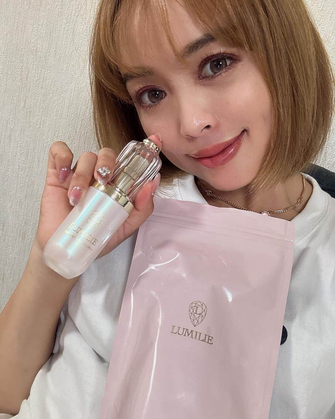 板橋瑠美のインスタグラム：「〜お盆休み期間の営業のお知らせ〜 ⁡ ⁡ いつもLUMILIEをご利用いただき、誠にありがとうございます。 LUMILIEでございます。 ⁡ 皆さま暑い日々が続きますが、いかがお過ごしでしょうか？ ⁡ ⁡ 下記の期間中、お盆休みに伴い誠に勝手ながら、オンラインショップの商品発送を一時的に休みとさせていただきます。 ⁡ ⁡ 【お盆休み期間】 8月11日（金）～8月15日（火） ⁡ ⁡ ⁡ ⁡ 【商品の発送】 8月10日(木)午前9時以降のご注文に関しましては 休み明けの8月16日(水)より、順次発送いたします。 ⁡ ⁡ ⁡ お急ぎのお客様には、ご不便をおかけし本当に申し訳ございません。 何卒ご理解賜りますよう、お願い申し上げます。 ⁡ ⁡ ⁡ ⁡ ⁡ #LUMILIE #幹細胞化粧品 #お盆休みのお知らせ」