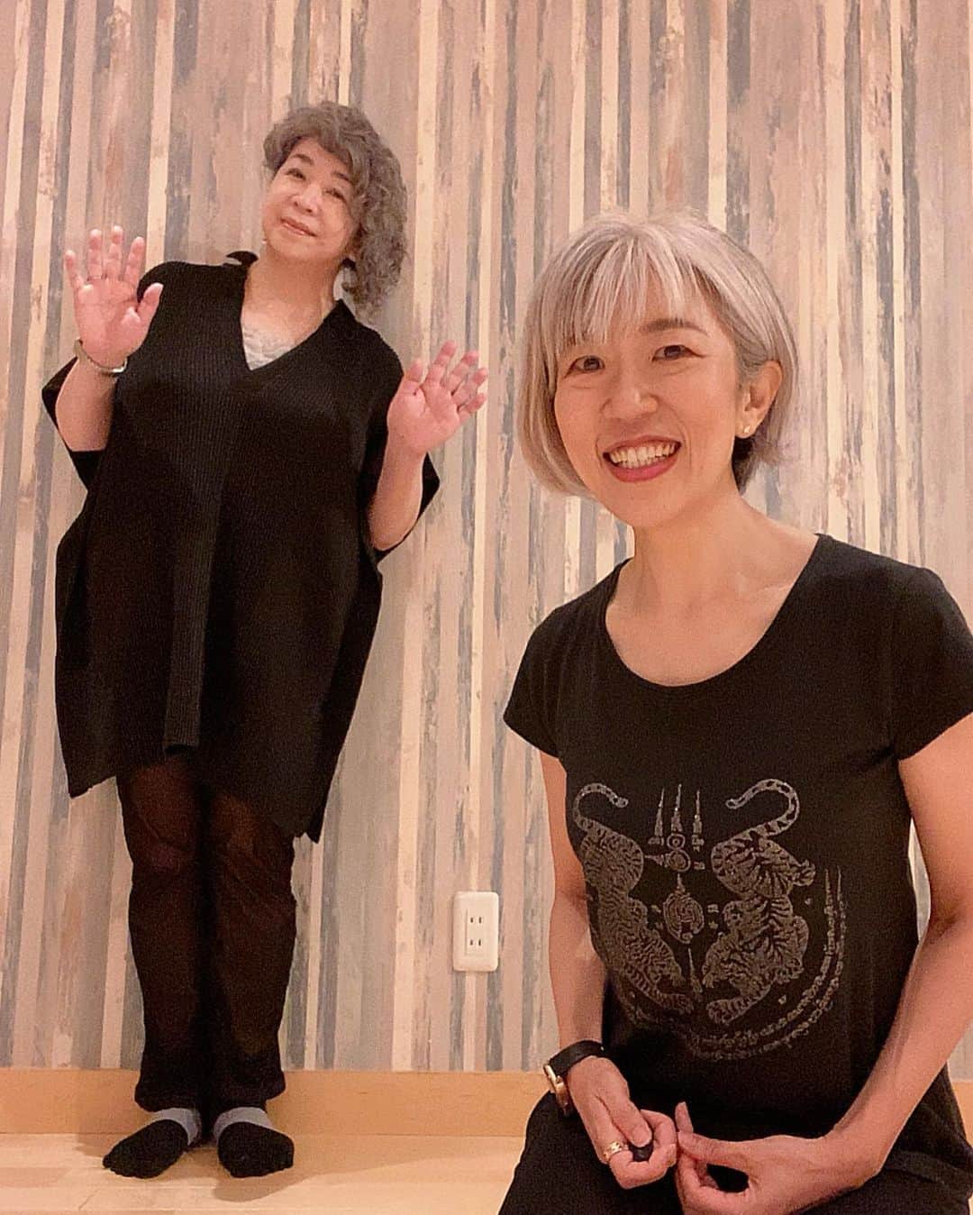 朝倉真弓さんのインスタグラム写真 - (朝倉真弓Instagram)「【歩きぐせは何歳からでも修正できる】  先日ご紹介した、美しい「デコルテクチュール」のデザイナー、朋子さんのウォーキングレッスンでした。 　　　 　 印象年齢マイナス10歳 《美姿勢＆品格ウォーキング®︎》  インストラクター・朝倉真弓です。 @mayumi_asakura 　 　 実は、なかなかレアな歩き方をされていた朋子さん😁  レアとはいえ、たぶん自分で気づいていないだけで、他にもたくさんいらっしゃるような気がします。  でも、間違った歩き方は何歳からでも変えられます。  癖が無くなれば美しい歩き方になるのはもちろん、体の負担も軽くなります。  きっとこれから、どんどん美しくなられますよ♡  美しく正しい歩き方は、人生100年時代に絶対に必要なスキルだと信じています。  3枚目は、今日のランチ。 食べてみたかったカレー、初ゲット❤️  　 #デコルテクチュール   #ウォーキング講師 #ウォーキングインストラクター #ウォーキング #姿勢改善 #歩き方 #美姿勢トレーニング #品格ウォーキング #グレイヘア #グレイヘアモデル #朝倉真弓」8月9日 20時08分 - mayumi_asakura