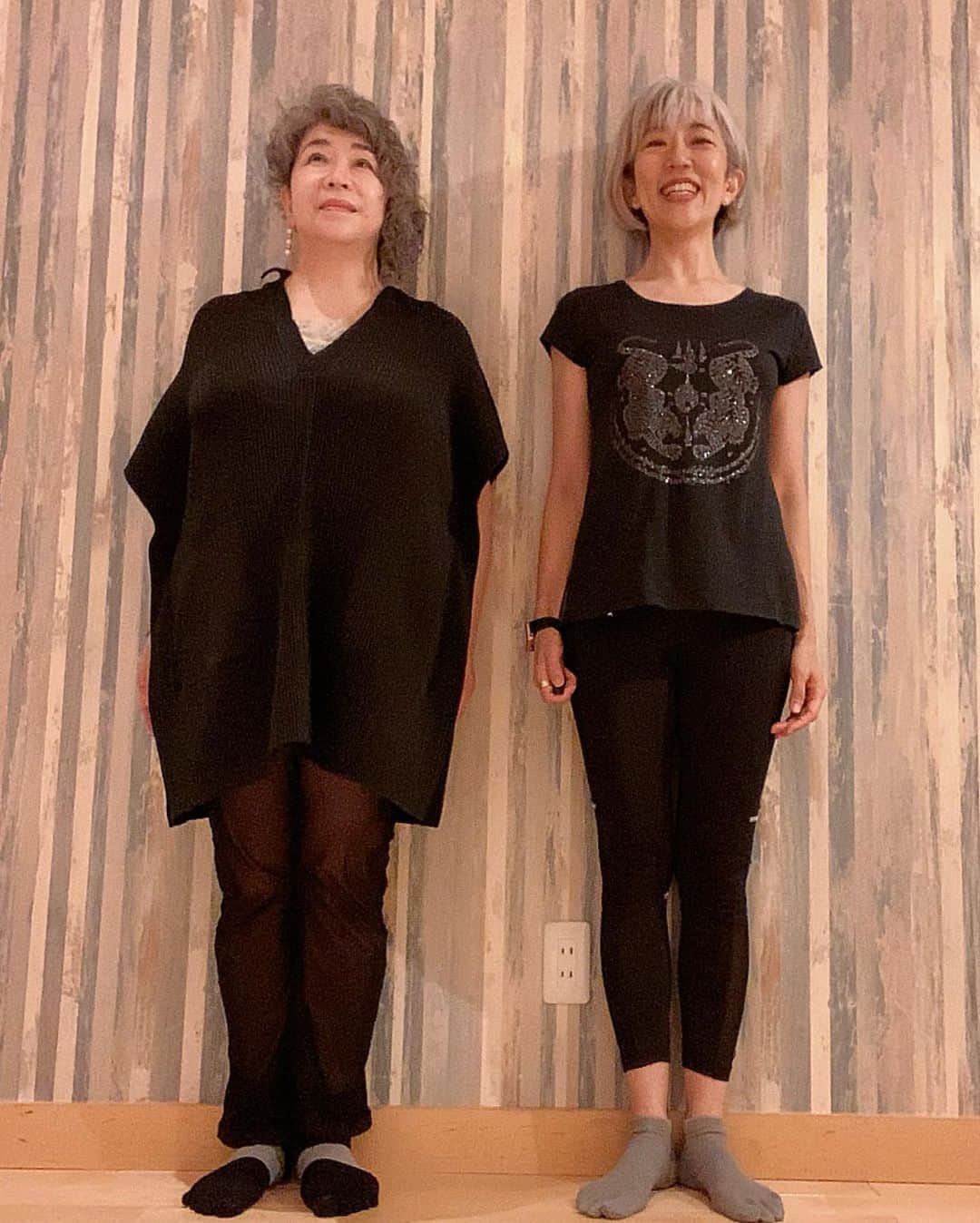 朝倉真弓さんのインスタグラム写真 - (朝倉真弓Instagram)「【歩きぐせは何歳からでも修正できる】  先日ご紹介した、美しい「デコルテクチュール」のデザイナー、朋子さんのウォーキングレッスンでした。 　　　 　 印象年齢マイナス10歳 《美姿勢＆品格ウォーキング®︎》  インストラクター・朝倉真弓です。 @mayumi_asakura 　 　 実は、なかなかレアな歩き方をされていた朋子さん😁  レアとはいえ、たぶん自分で気づいていないだけで、他にもたくさんいらっしゃるような気がします。  でも、間違った歩き方は何歳からでも変えられます。  癖が無くなれば美しい歩き方になるのはもちろん、体の負担も軽くなります。  きっとこれから、どんどん美しくなられますよ♡  美しく正しい歩き方は、人生100年時代に絶対に必要なスキルだと信じています。  3枚目は、今日のランチ。 食べてみたかったカレー、初ゲット❤️  　 #デコルテクチュール   #ウォーキング講師 #ウォーキングインストラクター #ウォーキング #姿勢改善 #歩き方 #美姿勢トレーニング #品格ウォーキング #グレイヘア #グレイヘアモデル #朝倉真弓」8月9日 20時08分 - mayumi_asakura