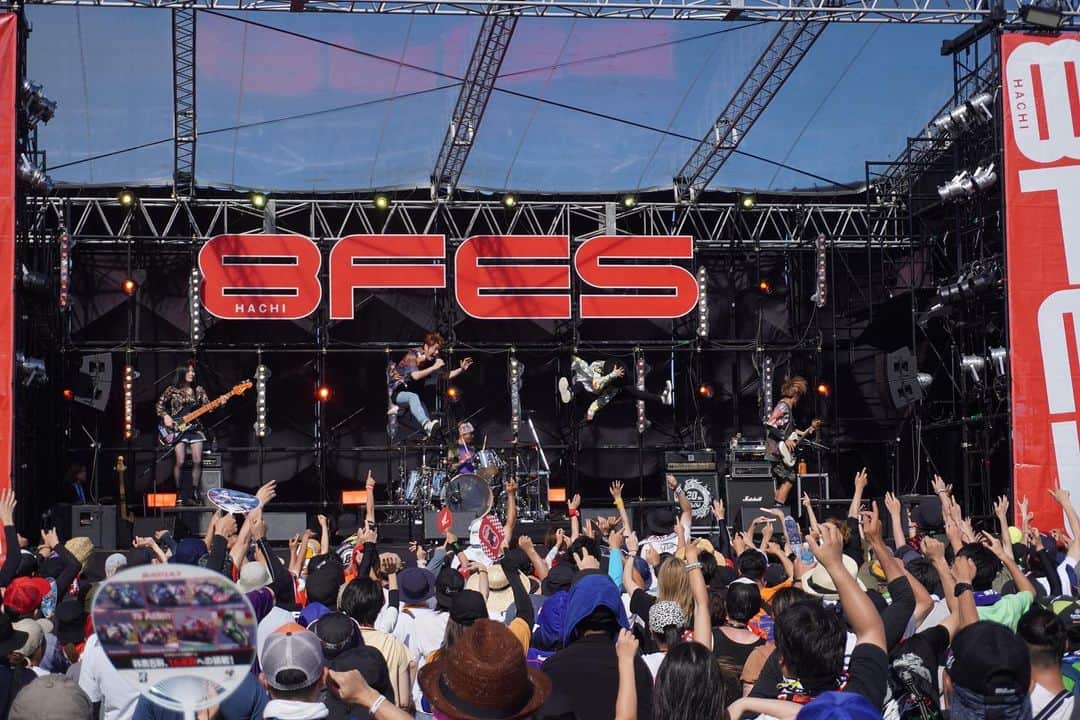 FLOWのインスタグラム：「鈴鹿８時間耐久レースの音楽フェス 「8フェス！」ありがとうございました✨😊  次回、「RISING SUN ROCK FESTIVAL 2023 in EZO」に出演させて頂きます👏  #8フェス」