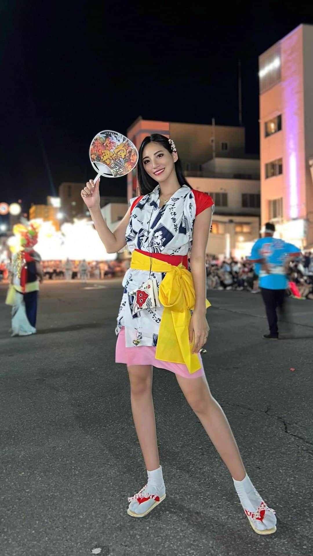 のインスタグラム：「#青森ねぶた祭り  今年はじめて青森ねぶた祭りへ✨ 東北三大祭りのひとつで 国の重要無形民俗文化財にも指定されている 「青森ねぶた祭」  ハネト衣装をレンタルして、 跳人さんに混ぜてもらって ラッセーラーの掛け声とともに踊り歩いて 本当に楽しかった❤️  守り継がれてほしい 日本の伝統文化のひとつです✨  青森の皆さんも本当に優しくて 観光も楽しいしご飯は美味しいし すぐにまた遊びに行きたいな🥰  素晴らしい機会をいただいて 心から感謝です🙇‍♀️✨」
