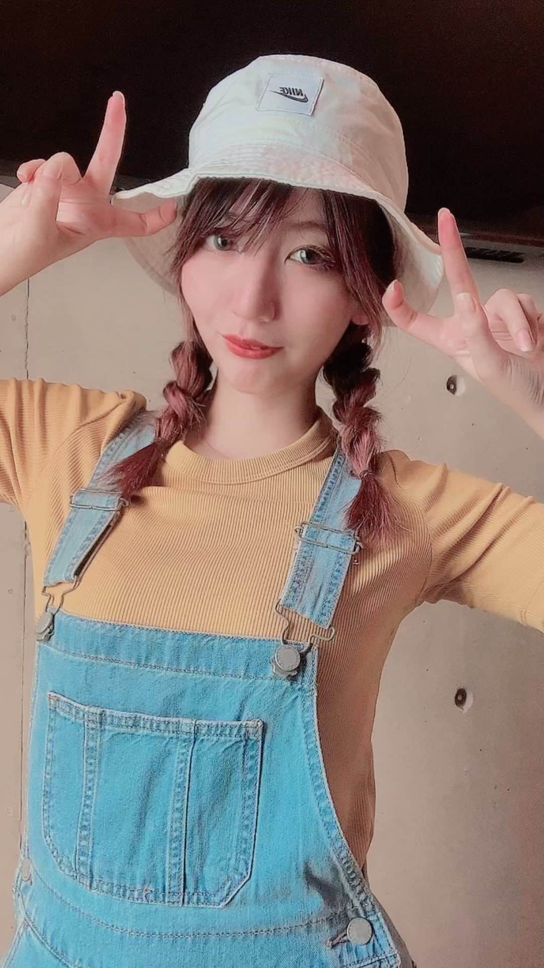 瀬口えりなのインスタグラム：「ミニオンっぽいカッコでまなことユニバいってきた！🕸\🌏USJ🌎/🕸 キャストさんにミニオンのステッカーめっちゃもらったw  #時差スタグラム #usj #おそろいコーデ」