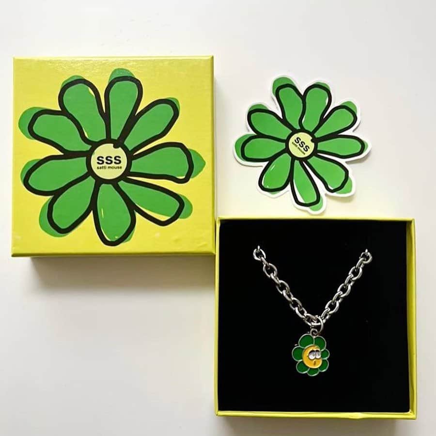 Pirakoのインスタグラム：「🌼💚❇️  @ssssattimouse さんとの コラボネックレスが再登場しているそうです！ 大人気デイジーさんがめちゃくちゃ綺麗に彫られております🌼⛓️  是非チェックしてね^_−☆」