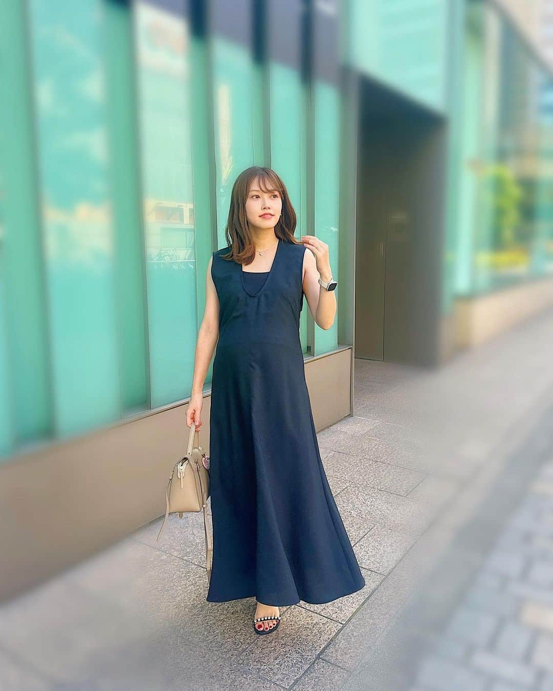 紫帆さんのインスタグラム写真 - (紫帆Instagram)「いつの日かのコーデ☺︎  この服めっちゃ着痩せして見える🥺 とってもお気に入りになった♥︎♥︎  dress @ua_greenlabel  sandals @tsurubymarikooikawa  bag @celine   本日YouTube更新しましたっ☺️✨ 新しく買ったコスメもいっぱい使ってるし マタニティフォトのデータも少し共有してます😊 是非お時間ある時に…☺️  またフィードも更新しますね📷 本当に今回も撮ってもらってよかった❤︎！！  .  #マタニティコーデ #妊娠後期 #マタニティ  #男の子ママ #きれいめコーデ #ブラックコーデ #グリーンレーベルリラクシング #セリーヌバッグ #ベルトバッグ #セリーヌ #ツルバイマリコオイカワ #tsurubymarikooikawa #celine #unitedarrows」8月9日 20時16分 - _shiho99