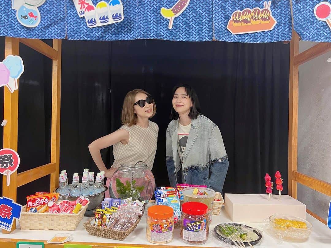 のん（能年玲奈）のインスタグラム：「インスパイアフェス当日バックヤードに用意された縁日コーナーで野宮真貴さんとお会いして撮りました。 お会いするたびいつも本当に素敵でうっとりする💄  先月15日に出演した音楽フェス「INSPIRE TOKYO」の様子がJ-WAVEで放送されます。 放送される楽曲は私が厳選したものです。radikoでも聴けるので、良かったら是非。  →8月10日(木)19:00-21:00 J-WAVE SPECIAL 「INSPIRE TOKYO-AFTER THE FESTIVAL-」  #jwave #インスパイアトーキョー #radiko」
