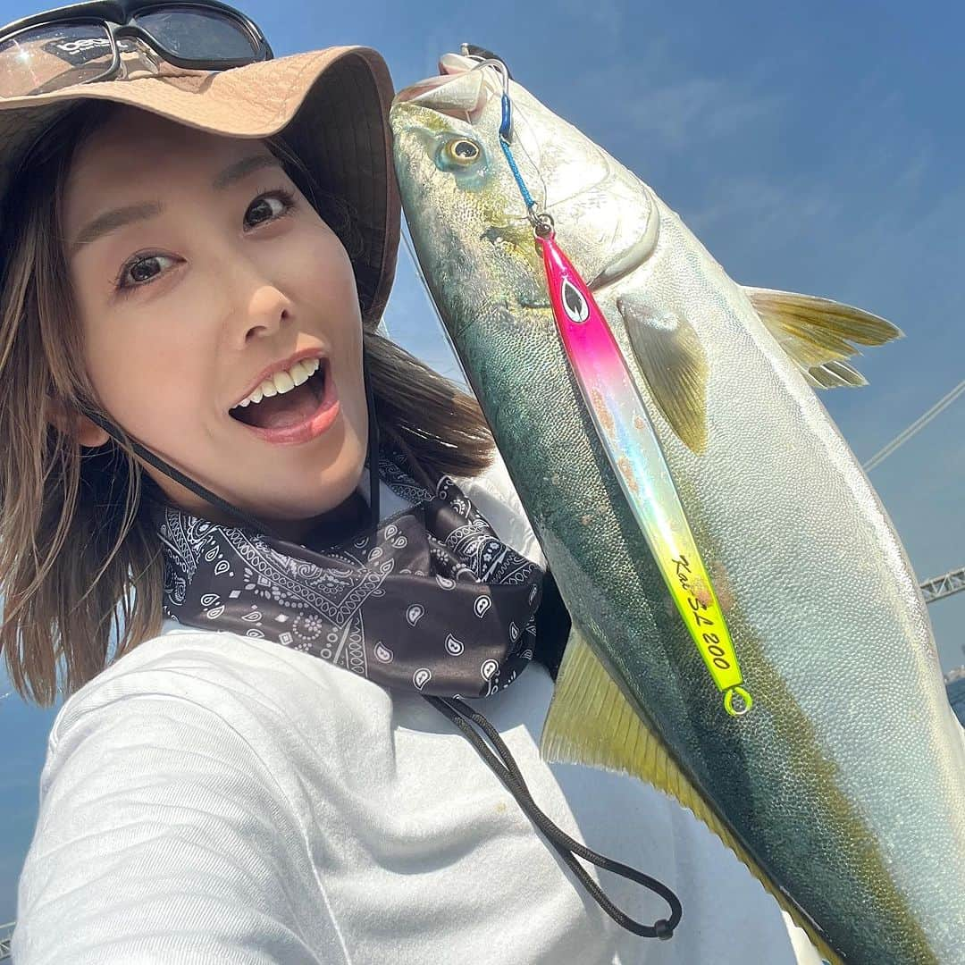 蒼井さやさんのインスタグラム写真 - (蒼井さやInstagram)「今日は三重テレビ【FishingMaster】のロケで、大阪・忠岡港からK'sさんにお世話になり青物ジギングにタチウオジギングを楽しんできました😊✨️ ・ ・ ・ 今回もISSEIの村上晴彦さんとbeatとのコラボ回です。 2つのメーカーが織り成す相乗効果はいかに？！？！ 放送日はまたおってお知らせいたします☺️✨️楽しみにしていて下さいね！！ ・ ・ ・ 【遊漁船K's】 大阪府泉北郡忠岡町新浜1-8-11（忠岡漁港内）  090-8375-5454  https://www.ks-osaka.jp/access/ ・ ・ ・  三重テレビ 【フィッシングマスター】 https://creativeoffice-chie.com ※放送後23:15~番組YouTubeにてアップされます！放送圏外の方や見逃した方は是非観てくださいね❤ ・ ・ ・  【SAYA's TACKLE】 ●青物・サバ・アジ ロッド▶︎beat PROPAGTE Type_S 2 リール▶︎SHIMANO OCEAJIGGER 2000NRHG ライン▶︎VARIVAS AVANI Jigging 10×10MAXPOWER PE1.5号 リーダー▶︎VARIVAS フロロショックリーダー 40lb ジグ▶︎beat Kai SL 160g/200g フック▶︎がまかつ アシストフック TRIALIMIT シングル ショート 4/0  ●タチウオ ロッド▶︎beat PROPAGTE BLX_1 リール▶︎SHIMANO OCEA CONQUEST CT300HG ライン▶︎ VARIVAS  AVANI Jigging 10×10MAXPOWER PE0.8号 リーダー▶︎VARIVAS フロロカーボン 16lb + 40lb(30cmくらい) ジグ▶︎beat DIFFUSE_R 130g フック▶︎beat タロンフック S  ●SLJ ロッド▶︎beat GOOSE GTS_6 リール▶︎SHIMANO STELLA C3000MHG ライン▶︎VARIVAS プロトタイプ 0.6号 リーダー▶︎VARIVAS フロロカーボン 16lb ジグ▶︎beat ベビージグレイ 45g フック▶︎VARIVAS リトルモンスター 2/0  ・ ・ ・  #フィッシングマスター  #三重テレビ #釣り #釣りガール #Fishing #fishinglife  #Fishinggirl #ジギング  #Jigging  #タチウオジギング  #beat #varivas  #K's」8月9日 20時22分 - saya.aoi