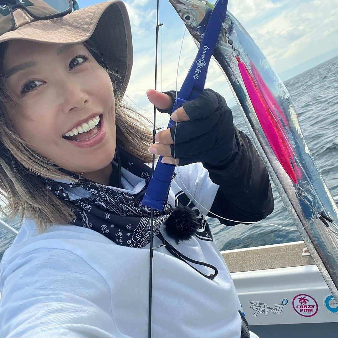 蒼井さやさんのインスタグラム写真 - (蒼井さやInstagram)「今日は三重テレビ【FishingMaster】のロケで、大阪・忠岡港からK'sさんにお世話になり青物ジギングにタチウオジギングを楽しんできました😊✨️ ・ ・ ・ 今回もISSEIの村上晴彦さんとbeatとのコラボ回です。 2つのメーカーが織り成す相乗効果はいかに？！？！ 放送日はまたおってお知らせいたします☺️✨️楽しみにしていて下さいね！！ ・ ・ ・ 【遊漁船K's】 大阪府泉北郡忠岡町新浜1-8-11（忠岡漁港内）  090-8375-5454  https://www.ks-osaka.jp/access/ ・ ・ ・  三重テレビ 【フィッシングマスター】 https://creativeoffice-chie.com ※放送後23:15~番組YouTubeにてアップされます！放送圏外の方や見逃した方は是非観てくださいね❤ ・ ・ ・  【SAYA's TACKLE】 ●青物・サバ・アジ ロッド▶︎beat PROPAGTE Type_S 2 リール▶︎SHIMANO OCEAJIGGER 2000NRHG ライン▶︎VARIVAS AVANI Jigging 10×10MAXPOWER PE1.5号 リーダー▶︎VARIVAS フロロショックリーダー 40lb ジグ▶︎beat Kai SL 160g/200g フック▶︎がまかつ アシストフック TRIALIMIT シングル ショート 4/0  ●タチウオ ロッド▶︎beat PROPAGTE BLX_1 リール▶︎SHIMANO OCEA CONQUEST CT300HG ライン▶︎ VARIVAS  AVANI Jigging 10×10MAXPOWER PE0.8号 リーダー▶︎VARIVAS フロロカーボン 16lb + 40lb(30cmくらい) ジグ▶︎beat DIFFUSE_R 130g フック▶︎beat タロンフック S  ●SLJ ロッド▶︎beat GOOSE GTS_6 リール▶︎SHIMANO STELLA C3000MHG ライン▶︎VARIVAS プロトタイプ 0.6号 リーダー▶︎VARIVAS フロロカーボン 16lb ジグ▶︎beat ベビージグレイ 45g フック▶︎VARIVAS リトルモンスター 2/0  ・ ・ ・  #フィッシングマスター  #三重テレビ #釣り #釣りガール #Fishing #fishinglife  #Fishinggirl #ジギング  #Jigging  #タチウオジギング  #beat #varivas  #K's」8月9日 20時22分 - saya.aoi