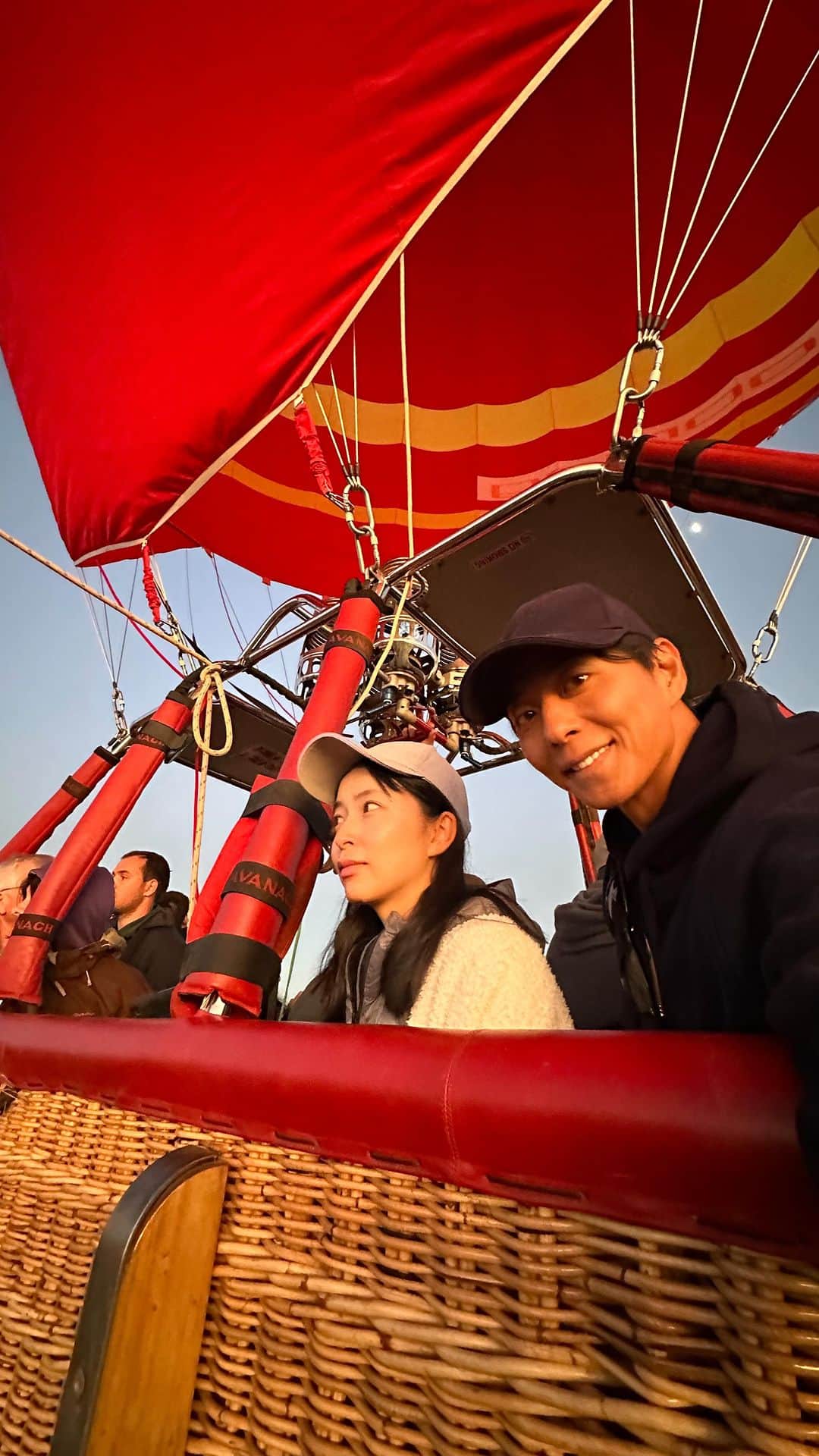 のインスタグラム：「アリススプリングスの綺麗な日の出を気球に乗って見て来ました✨🎈  気球から草原を見渡すと野生のカンガルー🦘や馬🫏の群れが… 高度も低く飛んでくれるのでとても見つけやすかったです👍  ノーザンテリトリーで大自然を感じれました🇦🇺  2人の写真やムービーを素敵に撮ってくれたのはAYANEさんでした📷 @ayane7628   @ntaustralia  #ntaustralia」