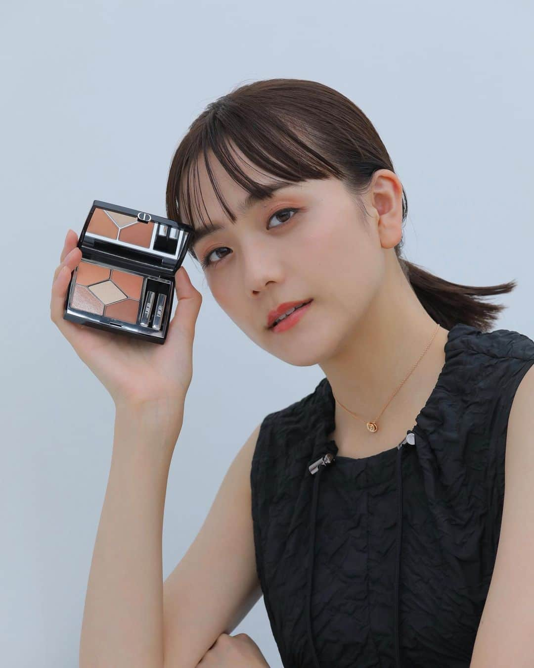 松井愛莉さんのインスタグラム写真 - (松井愛莉Instagram)「DIORSHOWが新しくリニューアル！ 普段から愛用しているのでとても嬉しい🤍  私が使ったシャドウは サンク クルール 423 アンバーパール  優しいオレンジと上品なラメ感がタイプでした カーキのマスカラも可愛くて早く使いたい！  アイシャドウ、マスカラ、アイライナー、アイブロウペンシルが更に豊富になって登場するのでぜひチェックしてみてね。  8月18日より発売✨  @diorbeauty  @dior  #ディオールショウ  #DIORSHOW  #ディオールファインジュエリー #SupportedbyDior」8月9日 20時25分 - airi1226_official