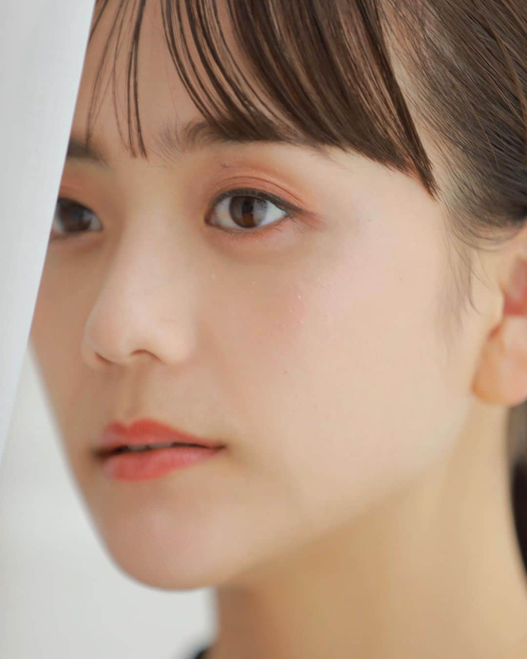 松井愛莉のインスタグラム：「DIORSHOWが新しくリニューアル！ 普段から愛用しているのでとても嬉しい🤍  私が使ったシャドウは サンク クルール 423 アンバーパール  優しいオレンジと上品なラメ感がタイプでした カーキのマスカラも可愛くて早く使いたい！  アイシャドウ、マスカラ、アイライナー、アイブロウペンシルが更に豊富になって登場するのでぜひチェックしてみてね。  8月18日より発売✨  @diorbeauty  @dior  #ディオールショウ  #DIORSHOW  #ディオールファインジュエリー #SupportedbyDior」