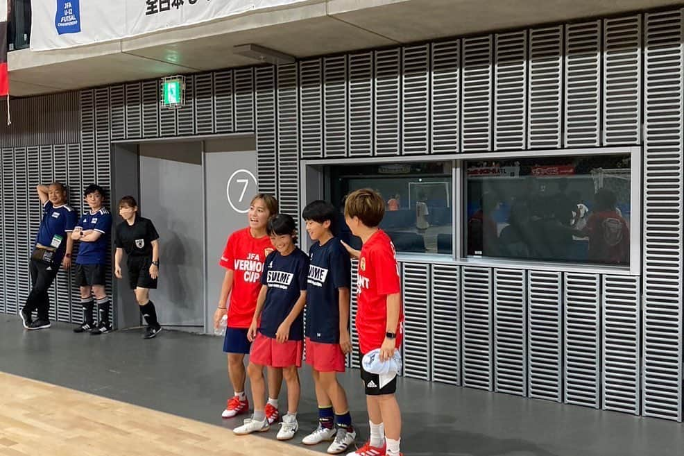 岩渕真奈さんのインスタグラム写真 - (岩渕真奈Instagram)「⚽️⚽️⚽️ ⁡ ⁡ JFA バーモントカップのエキシビジョンマッチに 参加させていただきました😎⚽️👦👧 ⁡ 豪華で上手すぎるメンバーの中混ぜていただき 少しだけ自分も上手くなった気がしました！！！！笑 ⁡ 同じチームだったマリーニョさん、イゴールさん 横江さん、上村さん、ありがとうございました🙇‍♀️ マラドーナと宮間さんも📸 ⁡ 男子選手がほとんどの中、数名の女子選手も👧✨ みんながんばれーーー🔥🔥🔥 ⁡ プレゼントも嬉しい🧑‍🍳🎁 ありがとうございます。 ⁡ ⁡ #バーモントカップ #ハウス食品」8月9日 20時30分 - iwabuchi.m_jp