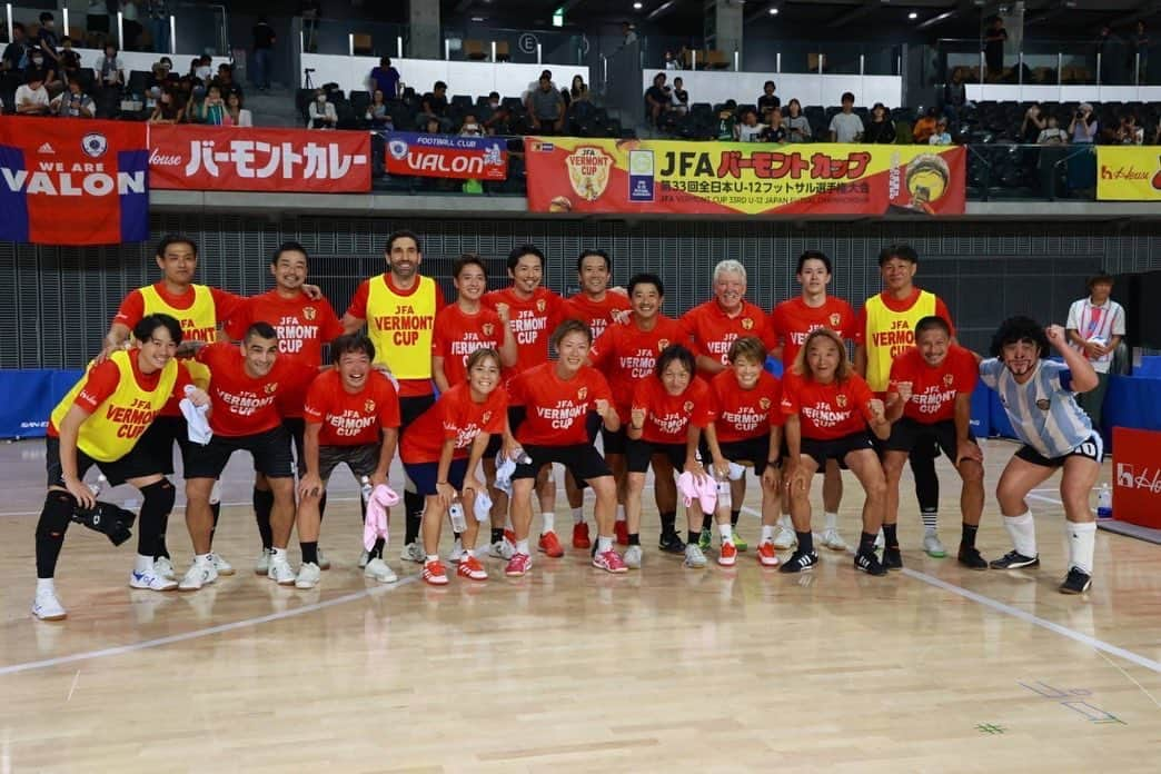 岩渕真奈さんのインスタグラム写真 - (岩渕真奈Instagram)「⚽️⚽️⚽️ ⁡ ⁡ JFA バーモントカップのエキシビジョンマッチに 参加させていただきました😎⚽️👦👧 ⁡ 豪華で上手すぎるメンバーの中混ぜていただき 少しだけ自分も上手くなった気がしました！！！！笑 ⁡ 同じチームだったマリーニョさん、イゴールさん 横江さん、上村さん、ありがとうございました🙇‍♀️ マラドーナと宮間さんも📸 ⁡ 男子選手がほとんどの中、数名の女子選手も👧✨ みんながんばれーーー🔥🔥🔥 ⁡ プレゼントも嬉しい🧑‍🍳🎁 ありがとうございます。 ⁡ ⁡ #バーモントカップ #ハウス食品」8月9日 20時30分 - iwabuchi.m_jp