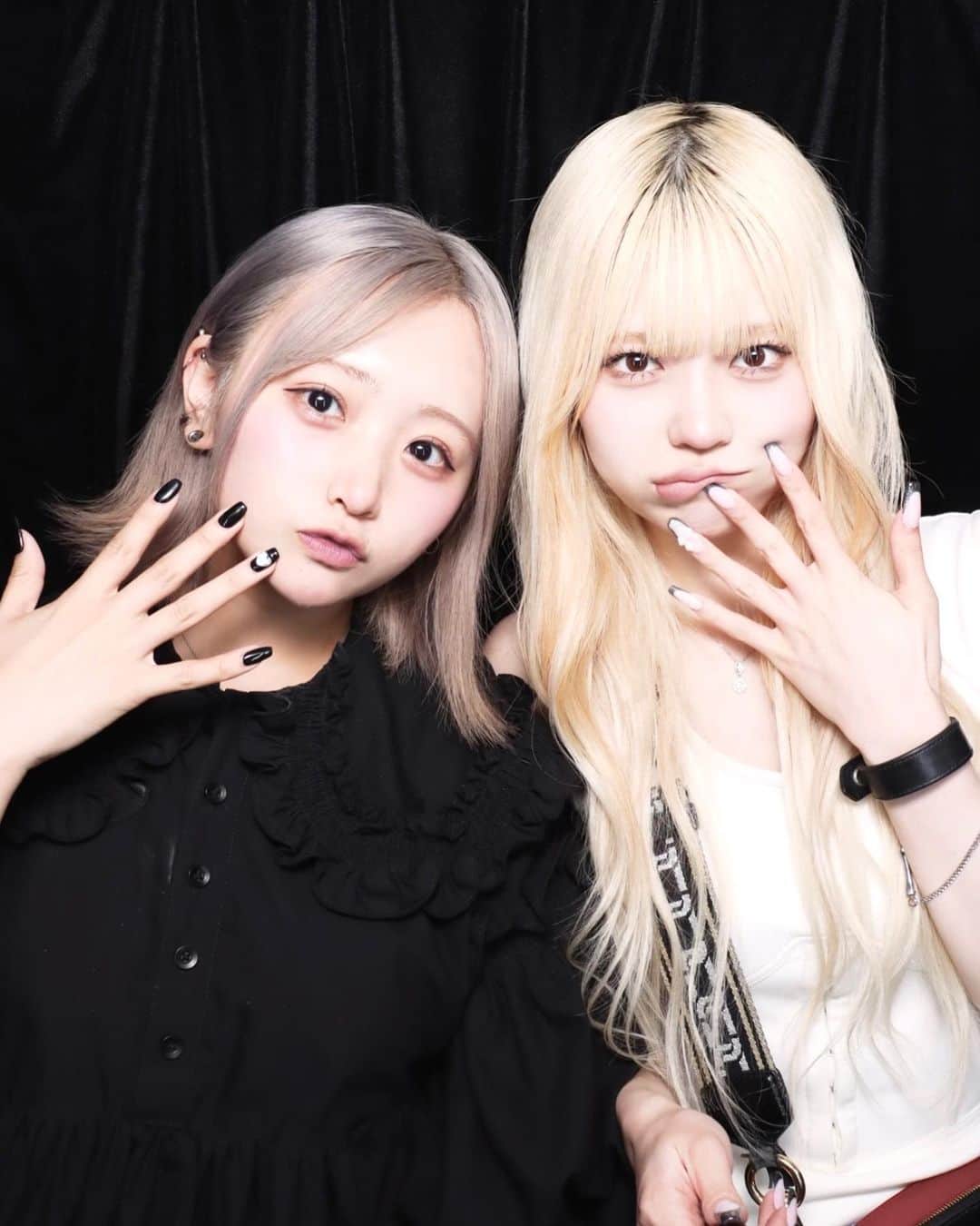 謝花南のインスタグラム：「🖤🤍」