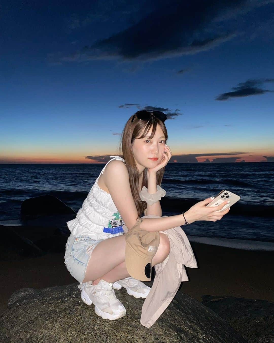 坂本 愛玲菜さんのインスタグラム写真 - (坂本 愛玲菜Instagram)「海だいすき〜😌🌊  ライト炊いたら ノーマルカメラで盛れました 最高📽️空も綺麗!  #海 #sunset」8月9日 20時31分 - erena_hkt48