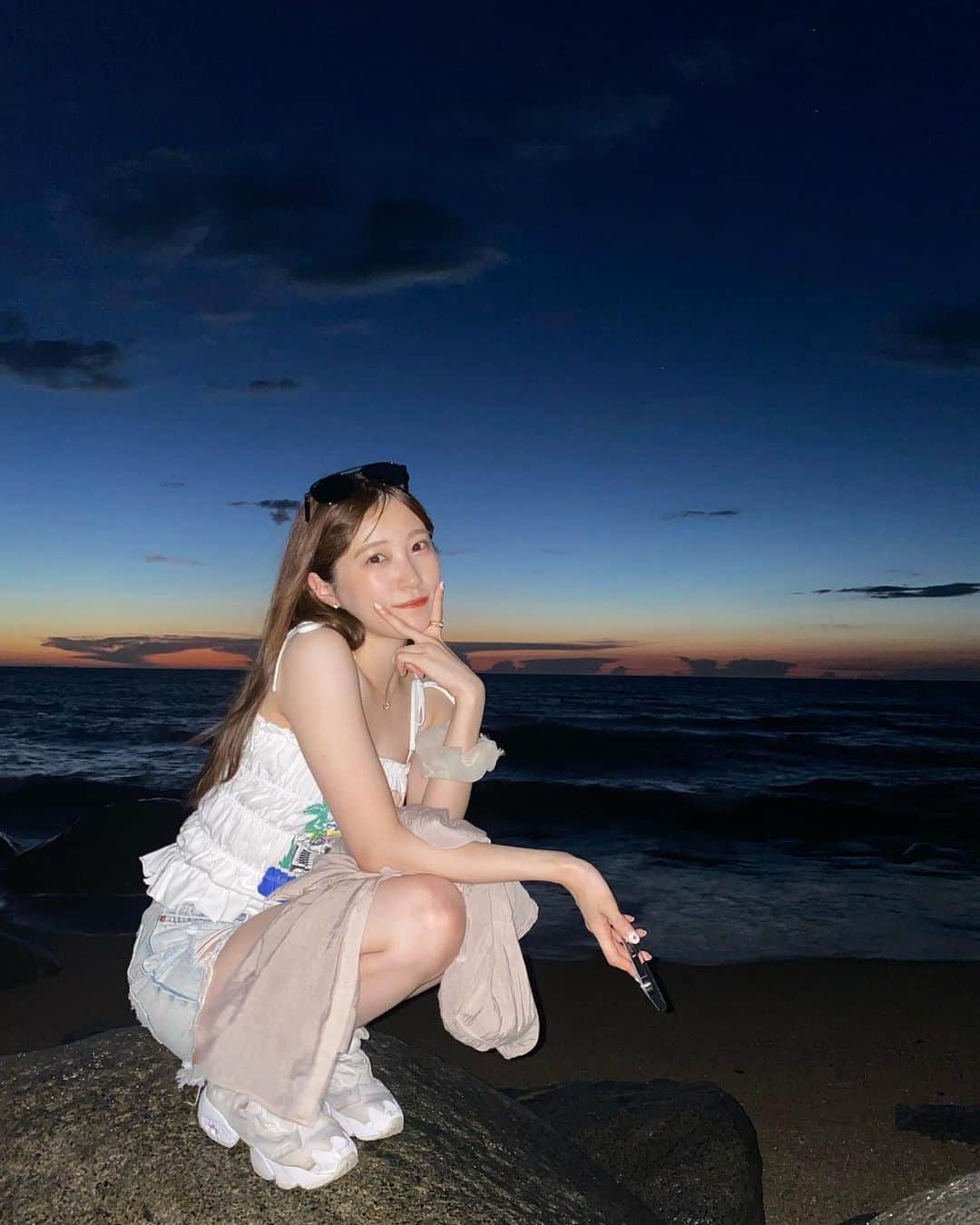 坂本 愛玲菜のインスタグラム：「海だいすき〜😌🌊  ライト炊いたら ノーマルカメラで盛れました 最高📽️空も綺麗!  #海 #sunset」