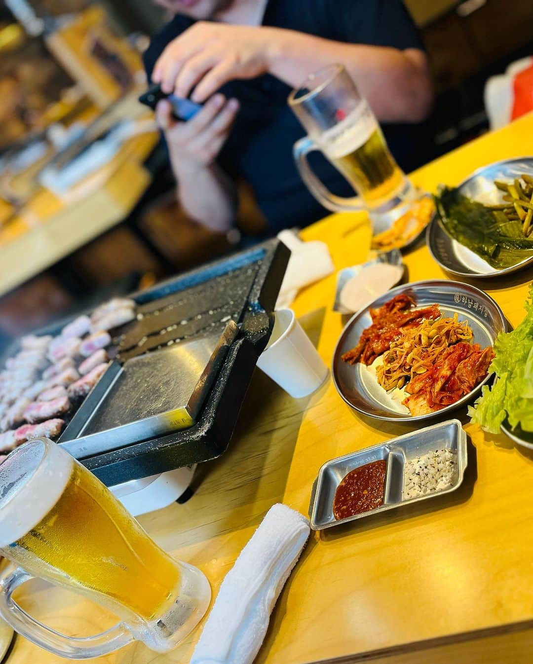 空陸海ゆきなさんのインスタグラム写真 - (空陸海ゆきなInstagram)「韓国サムギョプサル店舗数NO１の 人気店が新大久保に！✨✨ 韓国ドラマ賢い医師などの メディアにも多く露出している人気店！ たまーに通ると行列😳 本場の店舗をそのまま持ってきた様な店内と、 炭火で下焼きしたお肉は旨味が抜群で美味しいよ🫶 お肉をミョンインナムルに巻いて食べるのが 通の食べ方らしい！ドン・キホーテの近くにあるよん。  #ハナムデジジップ #新大久保グルメ #하남돼지집 #新大久保サムギョプサル #PR #韓国料理　#韓国 #オルチャンメイク #ワンホンヘア」8月9日 20時32分 - yukinamilk